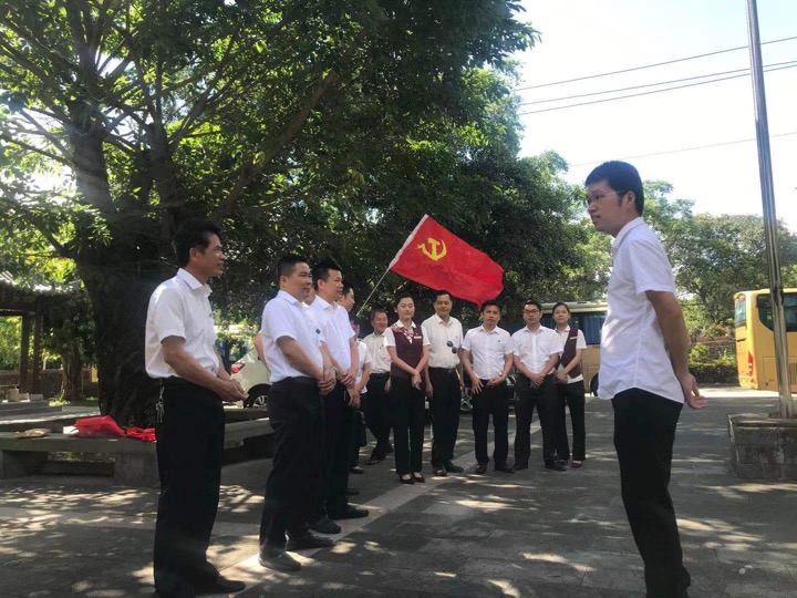 ?？谵r(nóng)商銀行與施茶村委會開展支部黨建共建活動