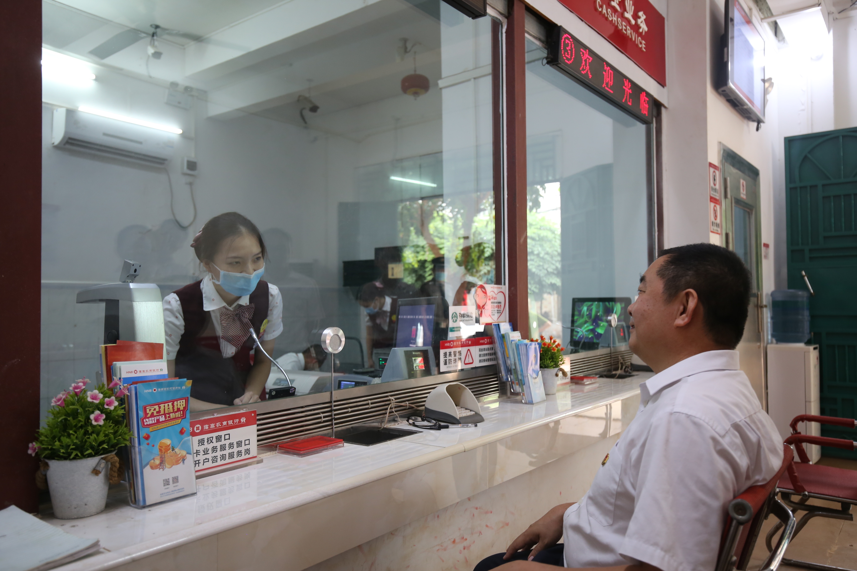 韓青帶隊(duì)赴臨高農(nóng)商銀行講專題黨課、 調(diào)研基層黨建工作