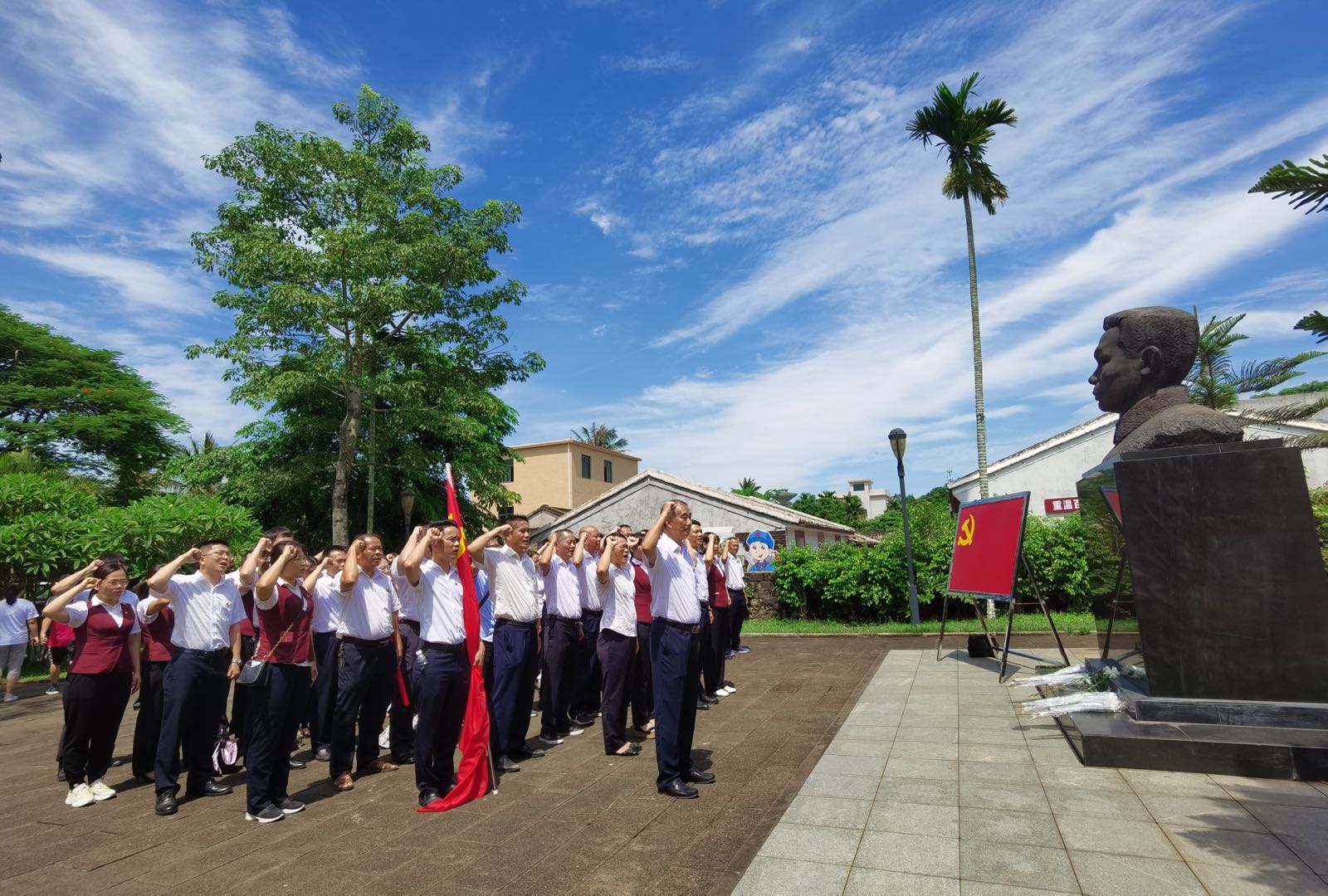 陵水聯(lián)社聯(lián)合陵水社保局開展“傳承紅色基因 迎接建黨百年”主題黨日暨黨史聯(lián)學(xué)共建活動