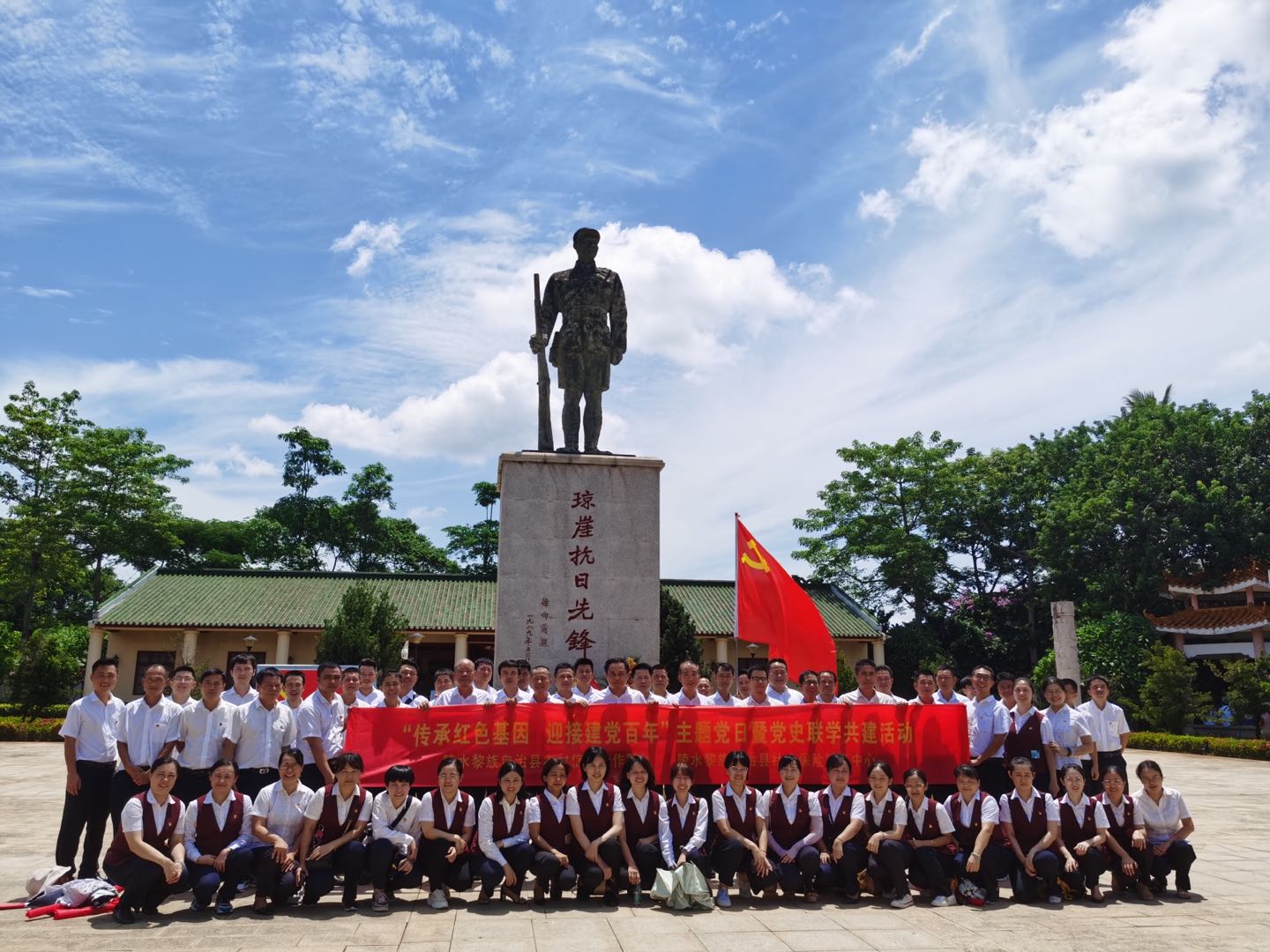 陵水聯(lián)社聯(lián)合陵水社保局開展“傳承紅色基因 迎接建黨百年”主題黨日暨黨史聯(lián)學(xué)共建活動