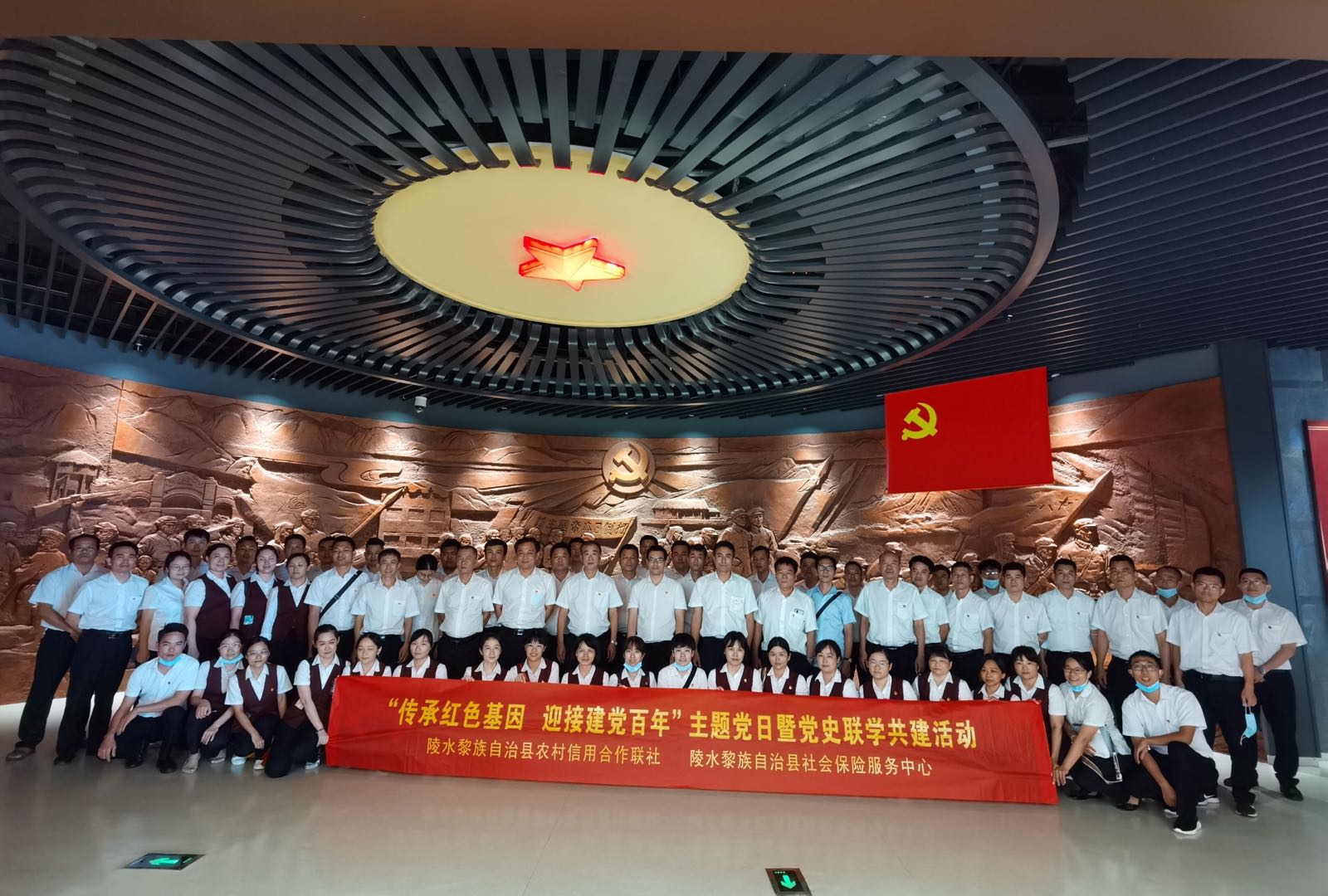 陵水聯(lián)社聯(lián)合陵水社保局開展“傳承紅色基因 迎接建黨百年”主題黨日暨黨史聯(lián)學(xué)共建活動