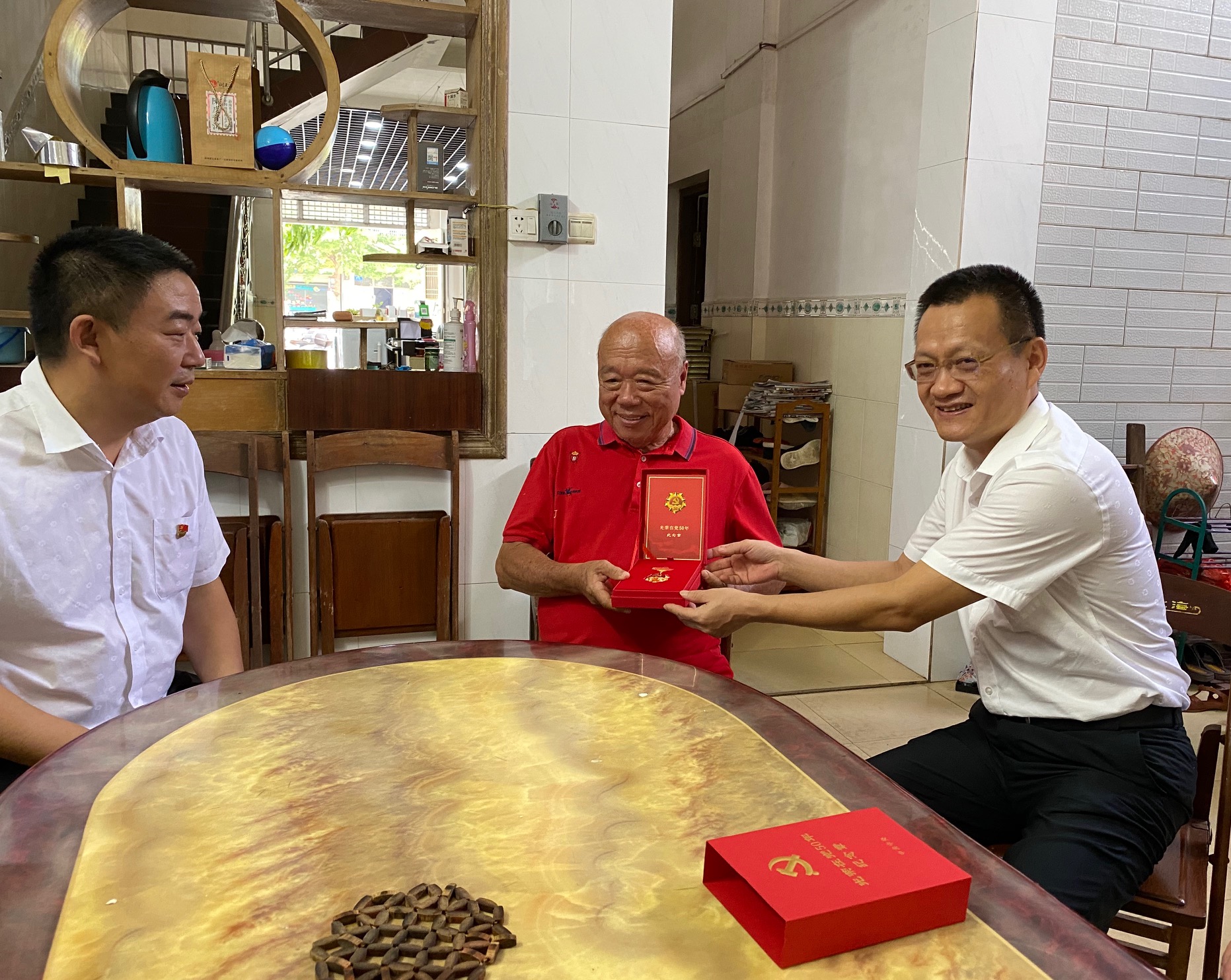 海南農信社黨委副書記王紹文赴萬寧農商銀行開展“七一”走訪慰問活動