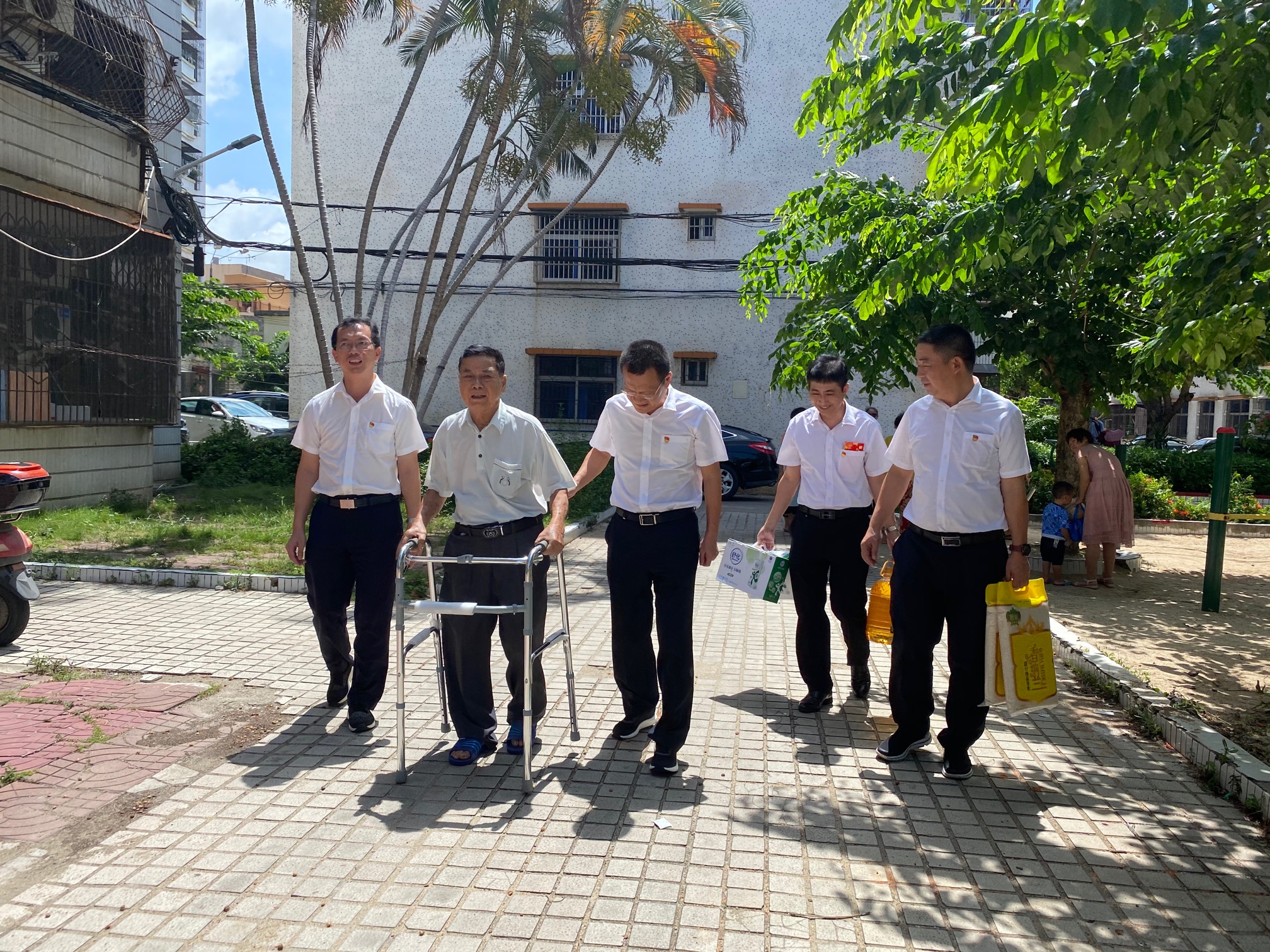 海南農信社黨委副書記王紹文赴萬寧農商銀行開展“七一”走訪慰問活動