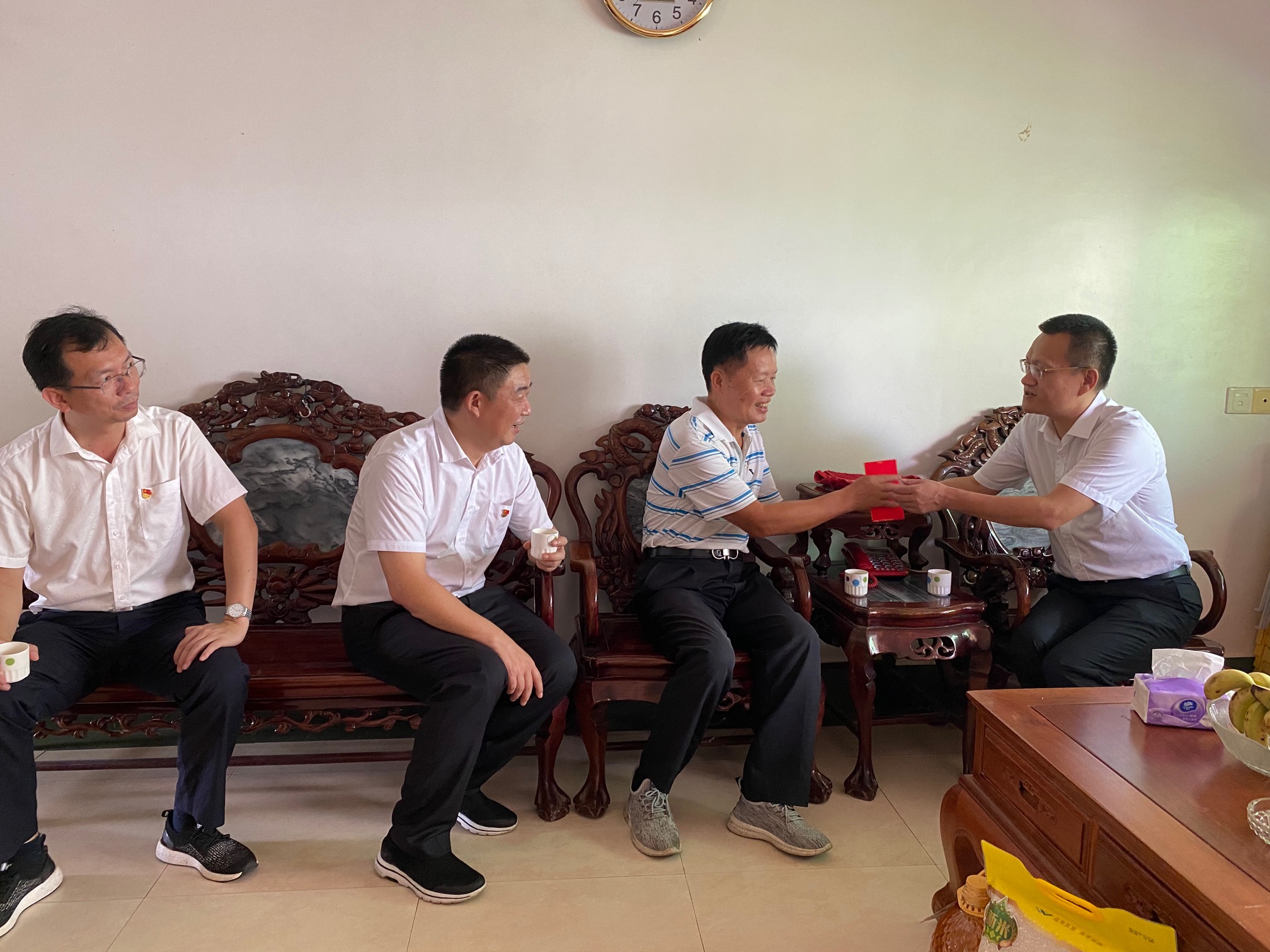 海南農信社黨委副書記王紹文赴萬寧農商銀行開展“七一”走訪慰問活動