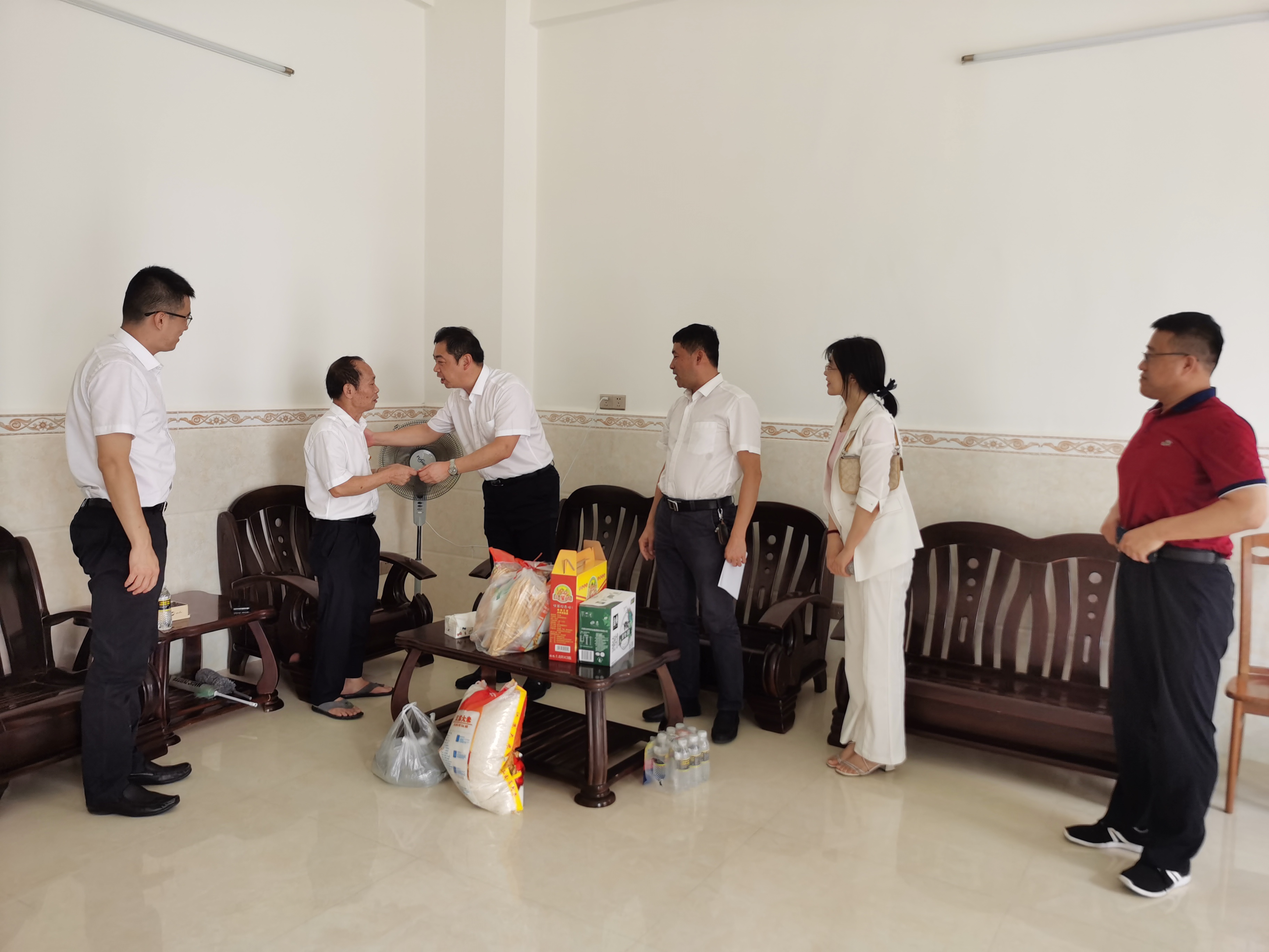 省聯(lián)社黨委委員、副主任趙旺帶隊(duì)赴定安聯(lián)社開(kāi)展七一走訪慰問(wèn)活動(dòng)