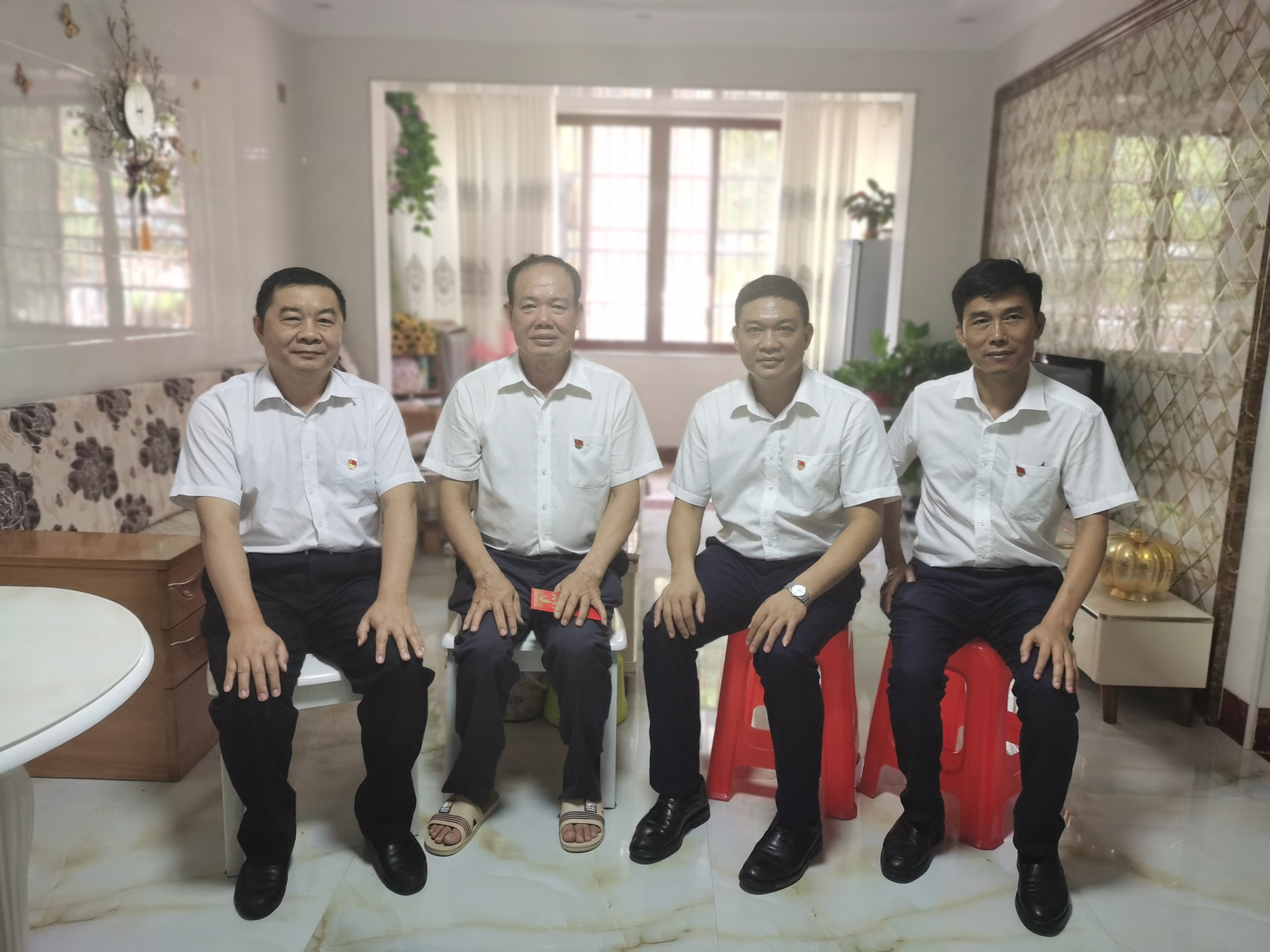 韓青率隊到東方聯(lián)社看望慰問老黨員、走訪調研 海南喜鱷農(nóng)業(yè)開發(fā)有限公司鱷魚養(yǎng)殖基地