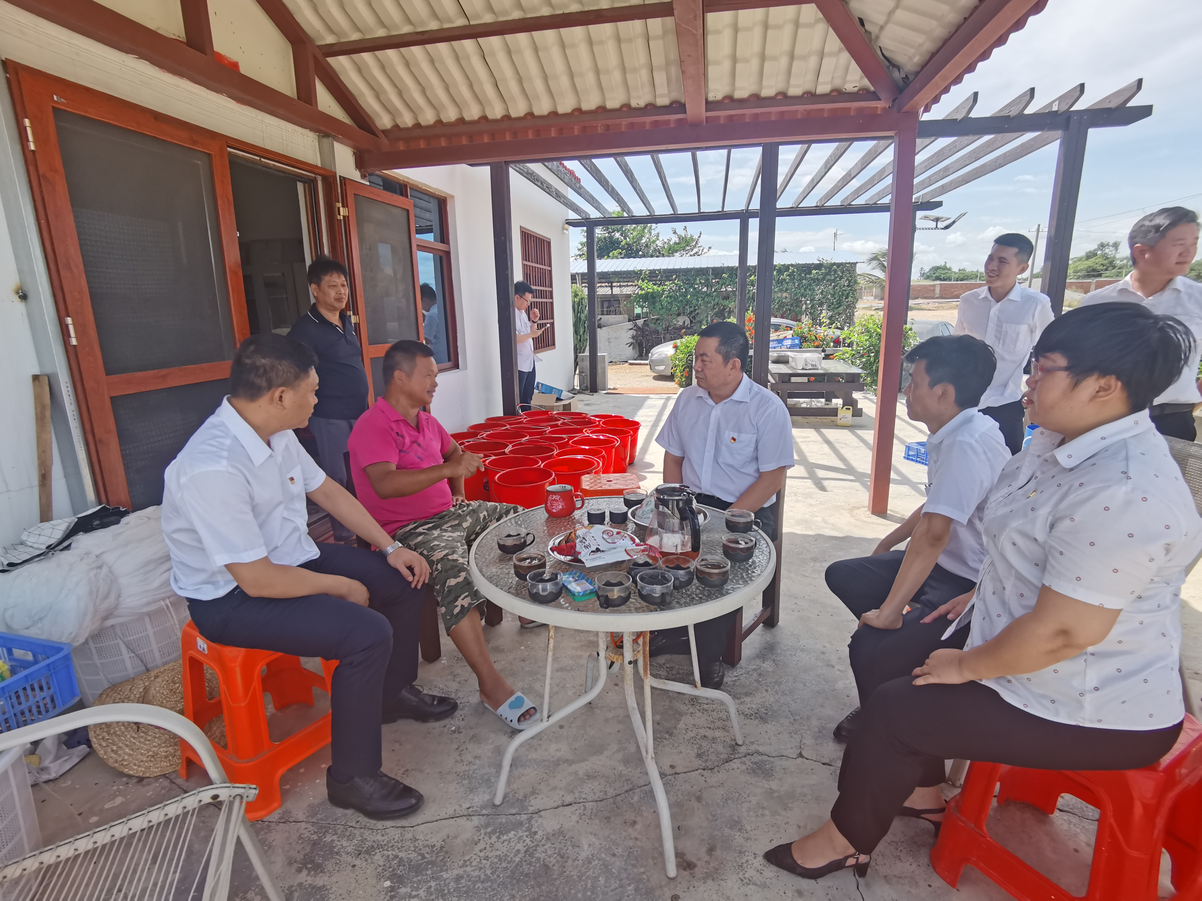 韓青率隊到東方聯(lián)社看望慰問老黨員、走訪調研 海南喜鱷農(nóng)業(yè)開發(fā)有限公司鱷魚養(yǎng)殖基地