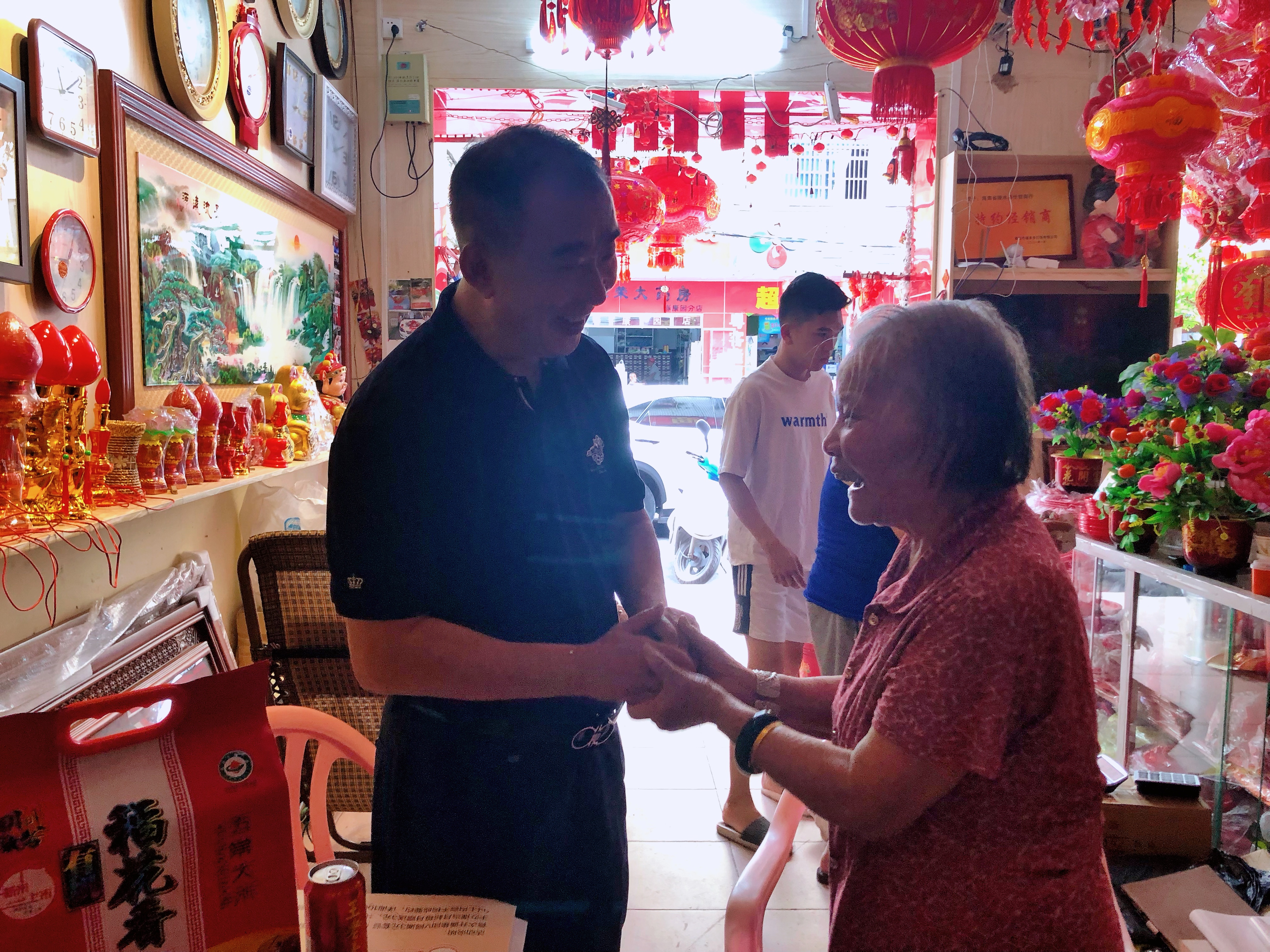 迎接建黨100周年，陵水聯(lián)社開(kāi)展老黨員、生活困難黨員走訪慰問(wèn)活動(dòng)