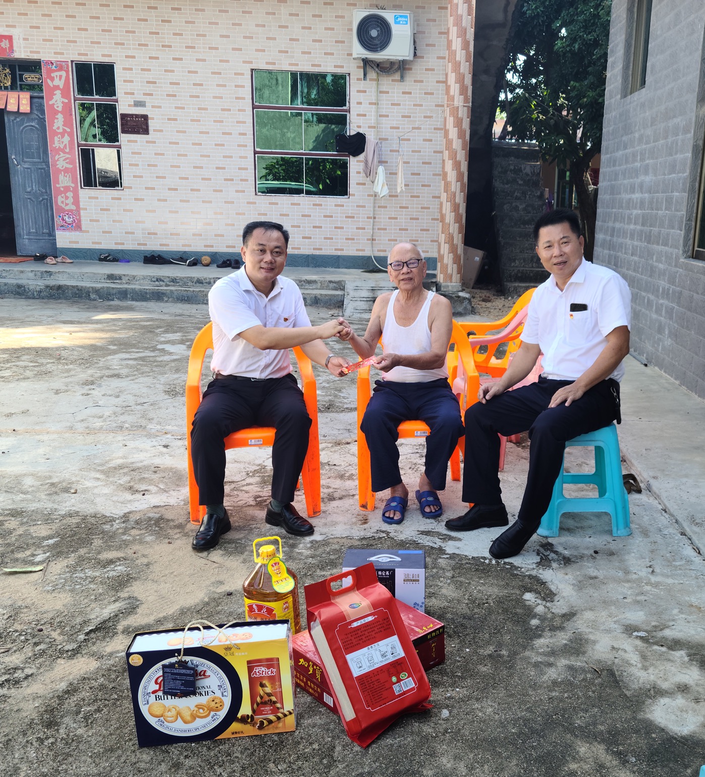 迎接建黨100周年，陵水聯(lián)社開(kāi)展老黨員、生活困難黨員走訪慰問(wèn)活動(dòng)