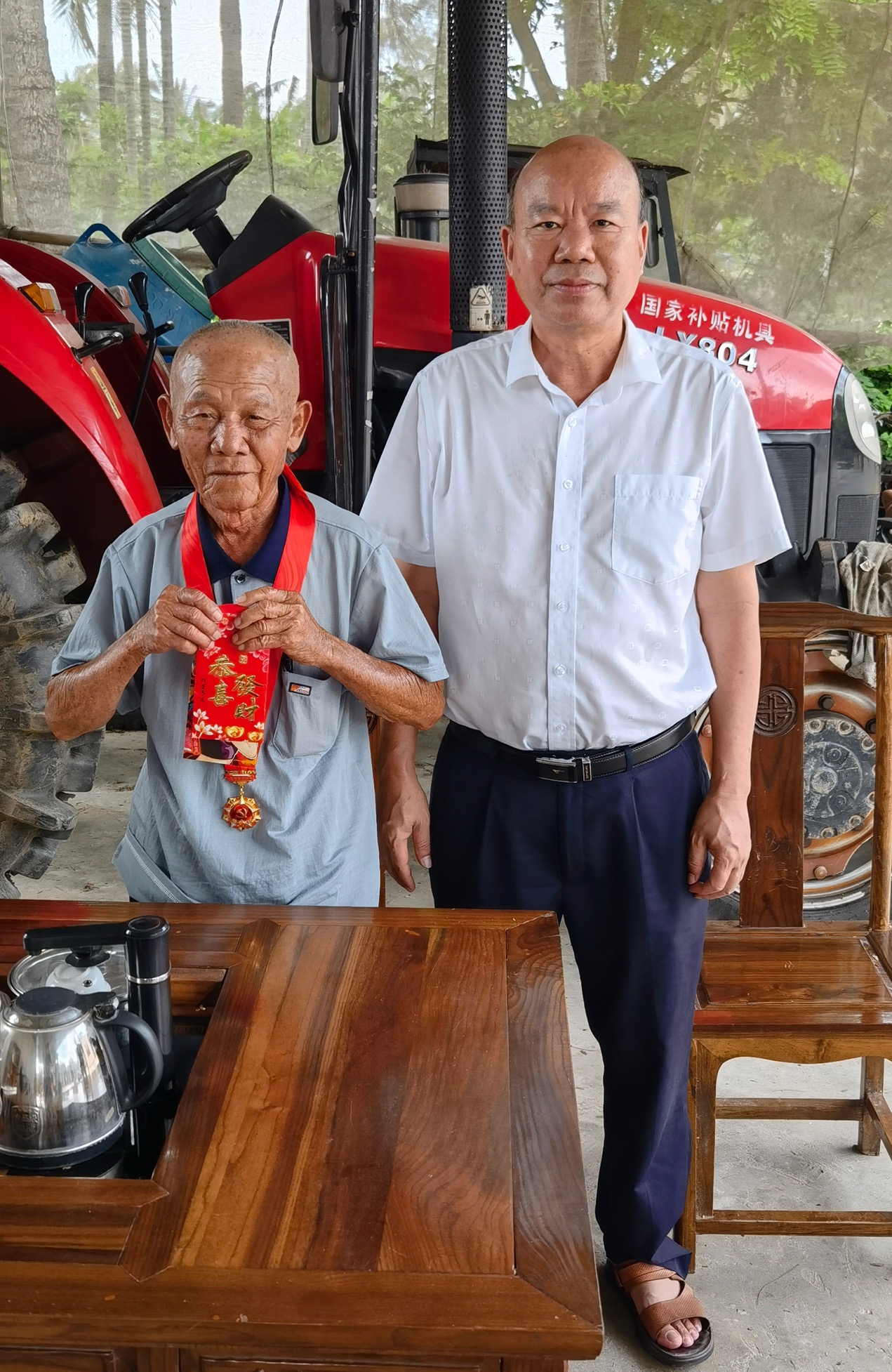 迎接建黨100周年，陵水聯(lián)社開(kāi)展老黨員、生活困難黨員走訪慰問(wèn)活動(dòng)