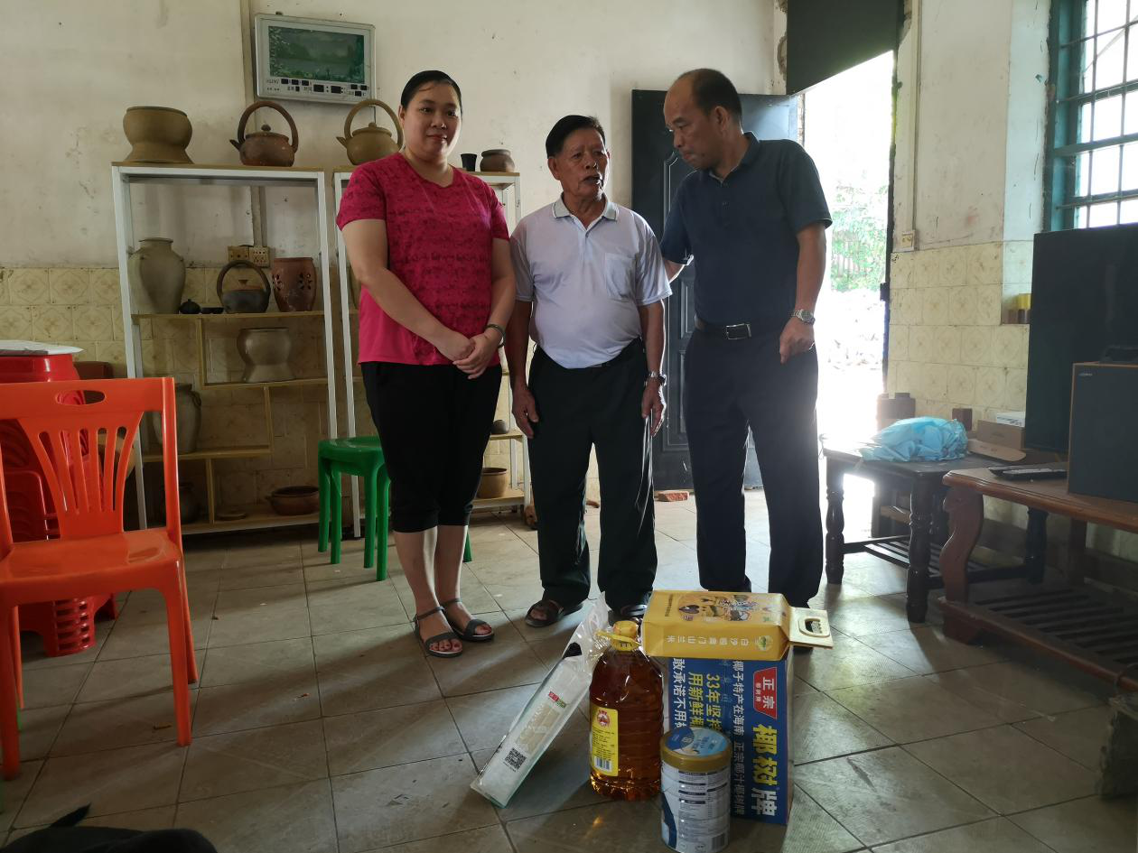 “七一”前夕  白沙農(nóng)商銀行黨委慰問老黨員老干部