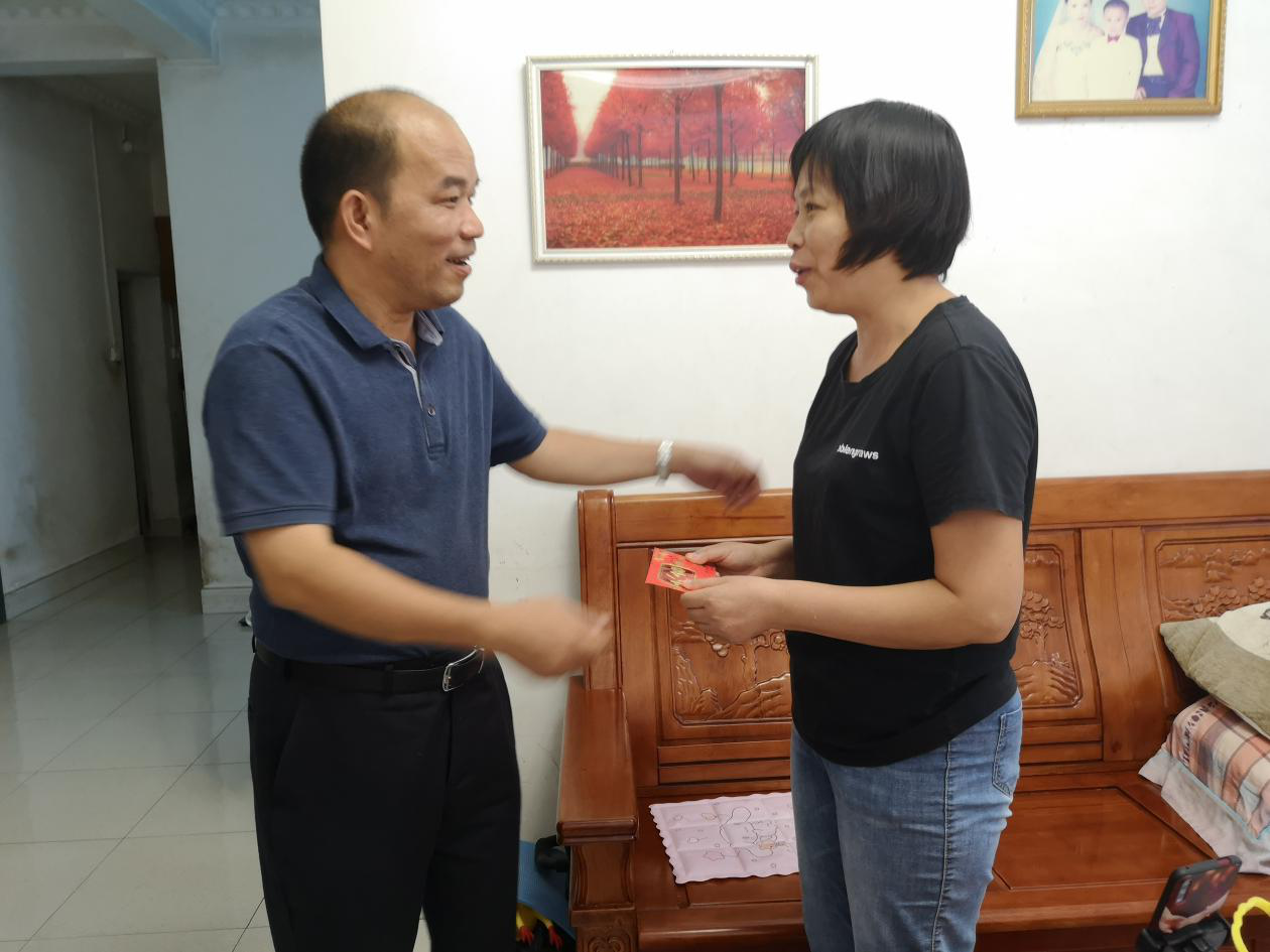 “七一”前夕  白沙農(nóng)商銀行黨委慰問老黨員老干部