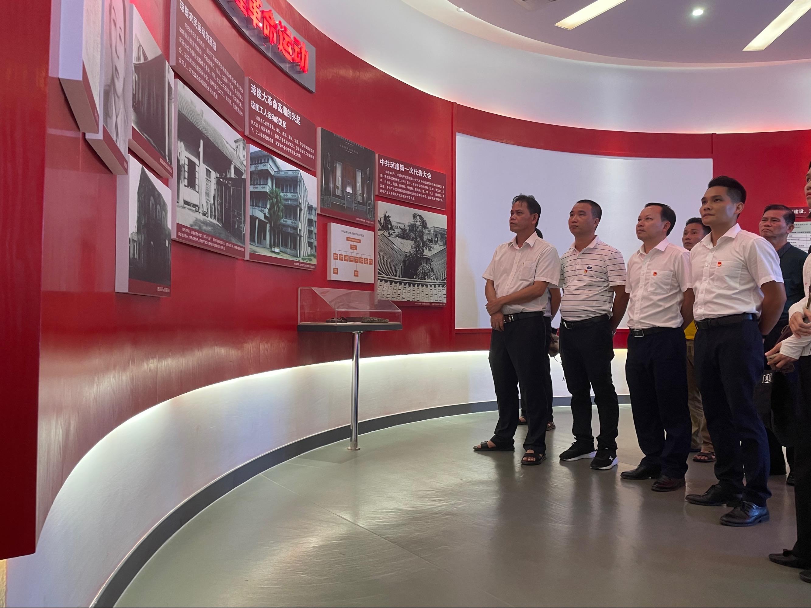 臨高農(nóng)商銀行營業(yè)部黨支部聯(lián)合臨高縣社保服務(wù)中心黨支部開展“重走烽火路，薪火永相傳”主題黨日活動(dòng)