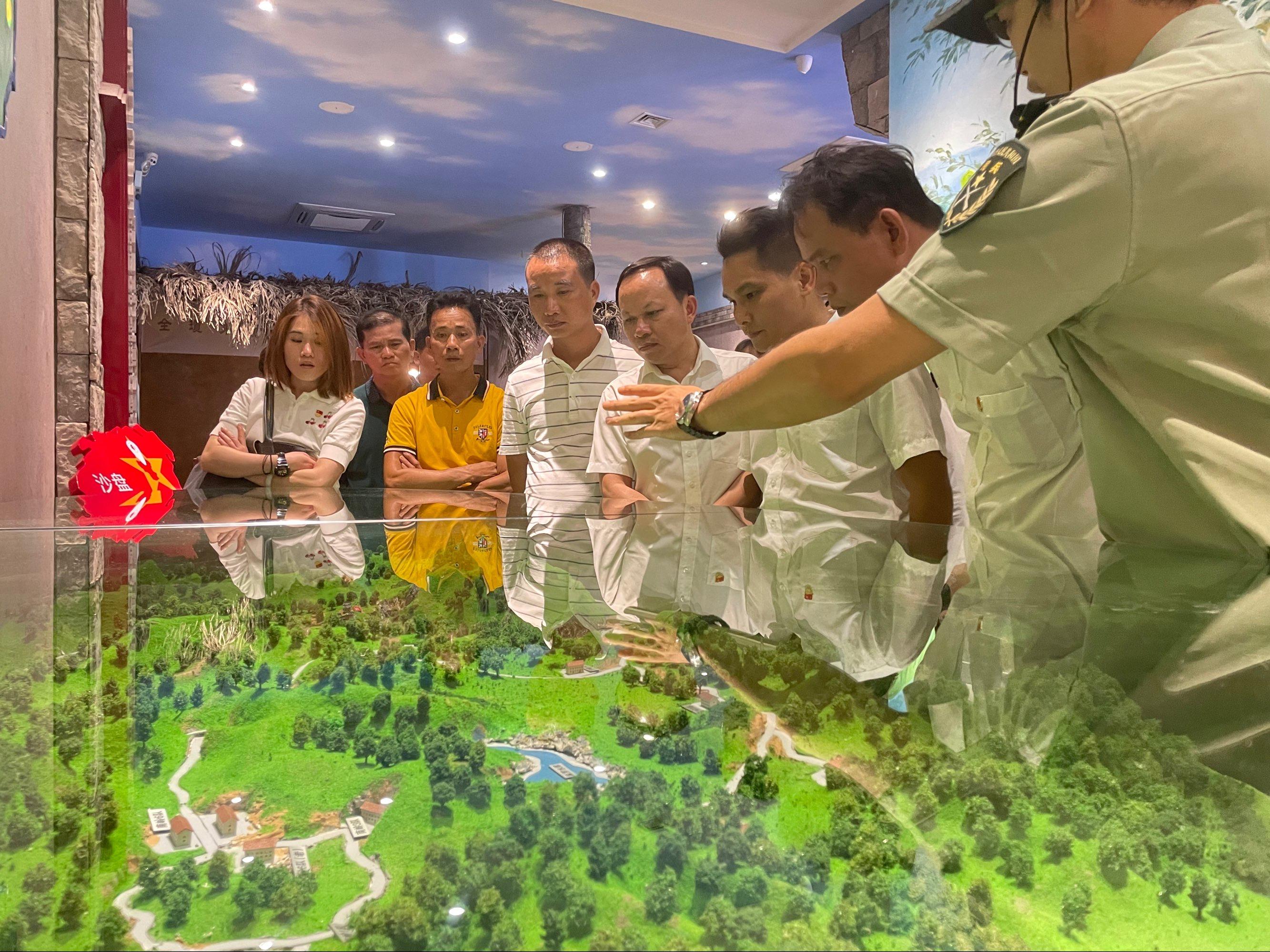 臨高農(nóng)商銀行營業(yè)部黨支部聯(lián)合臨高縣社保服務(wù)中心黨支部開展“重走烽火路，薪火永相傳”主題黨日活動(dòng)