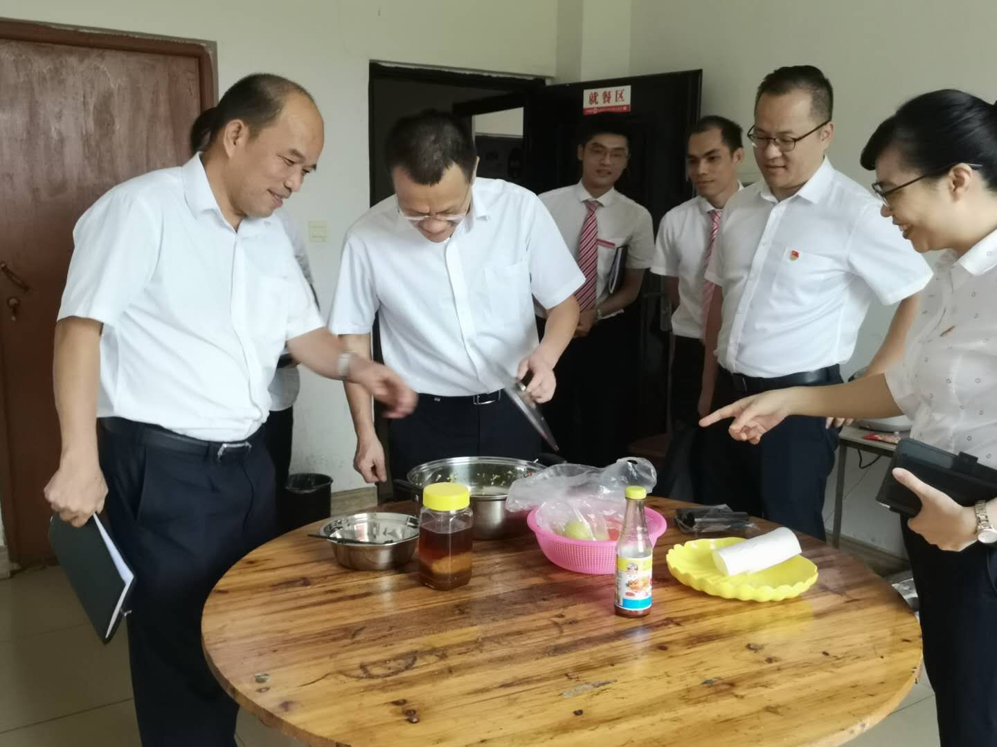 省聯(lián)社黨委副書記王紹文到白沙農(nóng)商銀行調(diào)研