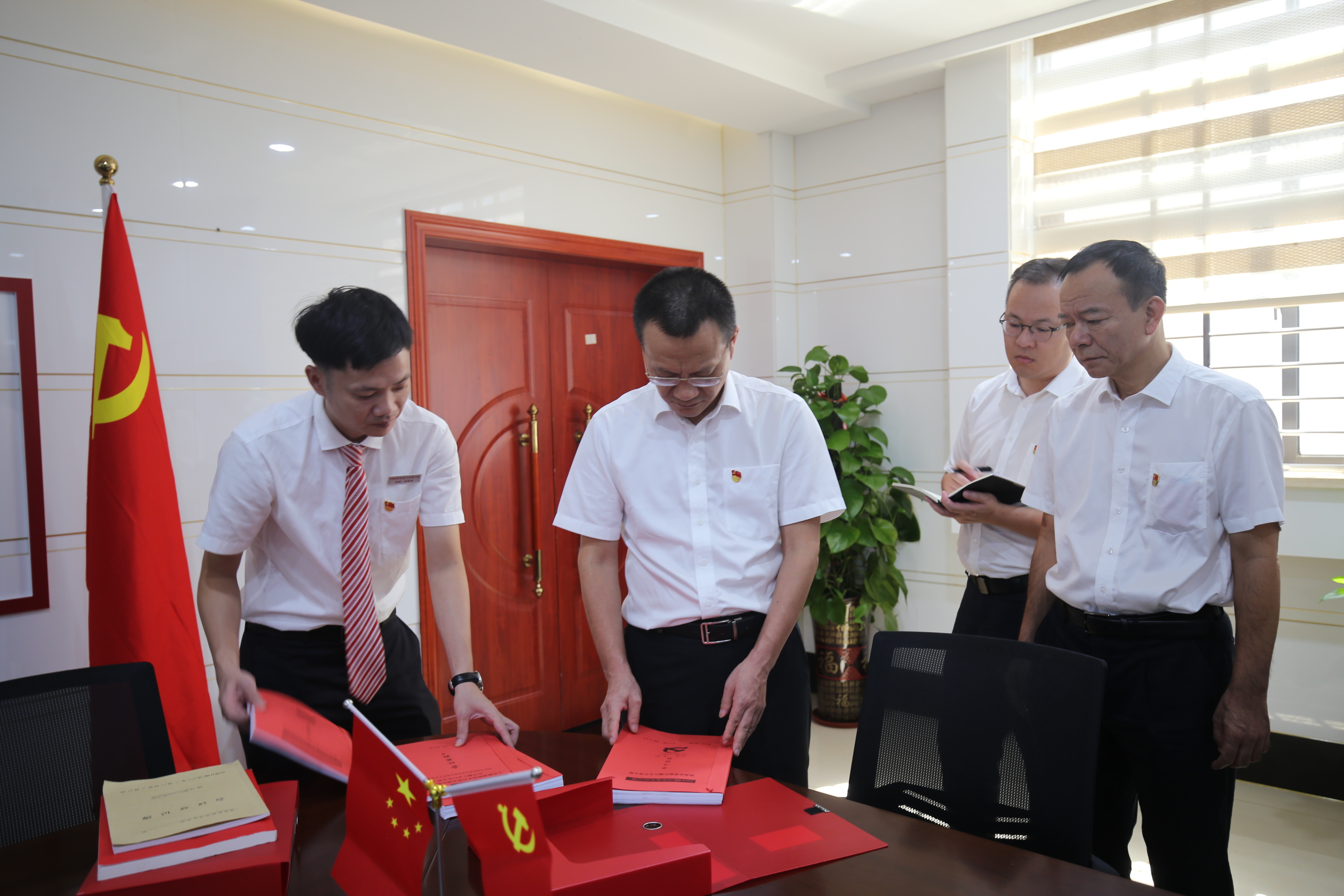 王紹文率隊(duì)赴臨高農(nóng)商銀行調(diào)研基層黨建工作