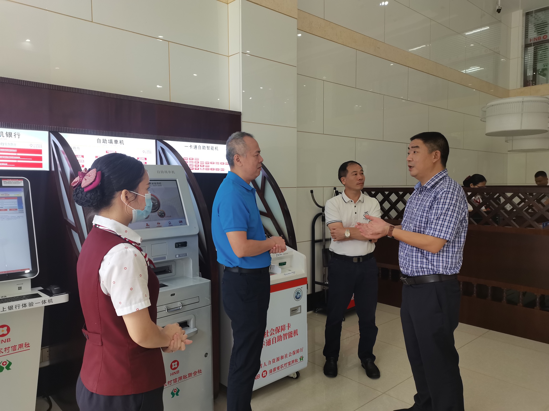 海南省人社廳副廳長(zhǎng)李璟到萬(wàn)寧農(nóng)商銀行興隆華僑支行調(diào)研 海南省人社廳副廳長(zhǎng)李璟到萬(wàn)寧農(nóng)商銀行興隆華僑支行調(diào)研