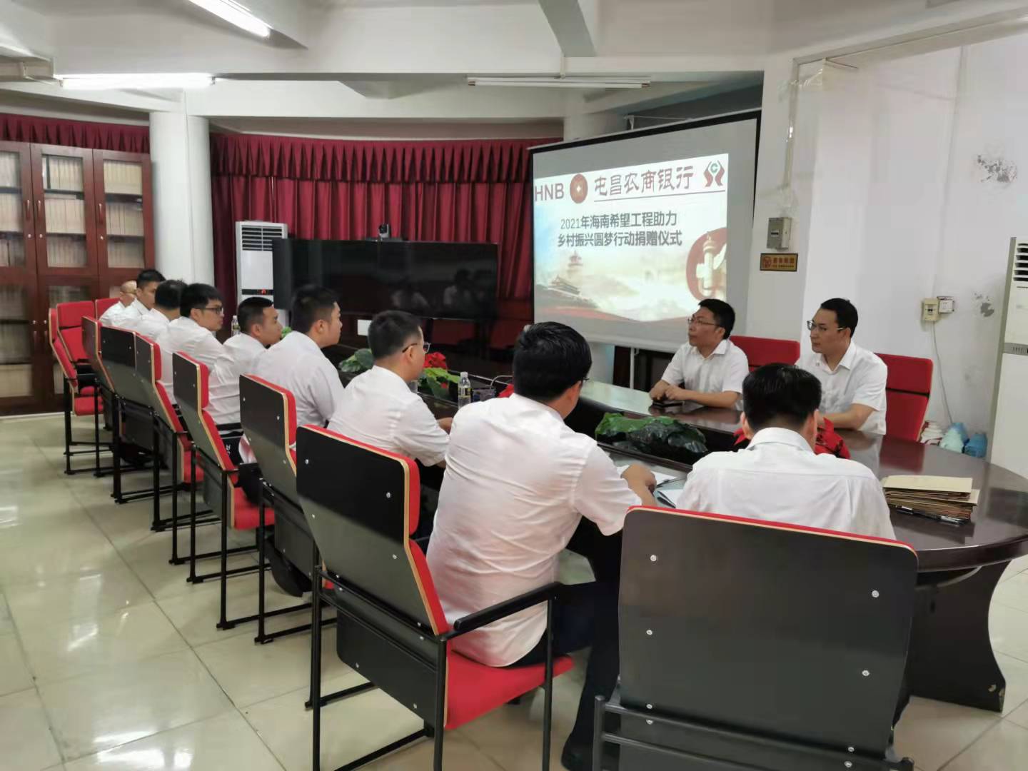 屯昌農(nóng)商銀行開展助力鄉(xiāng)村振興圓夢行動捐贈活動