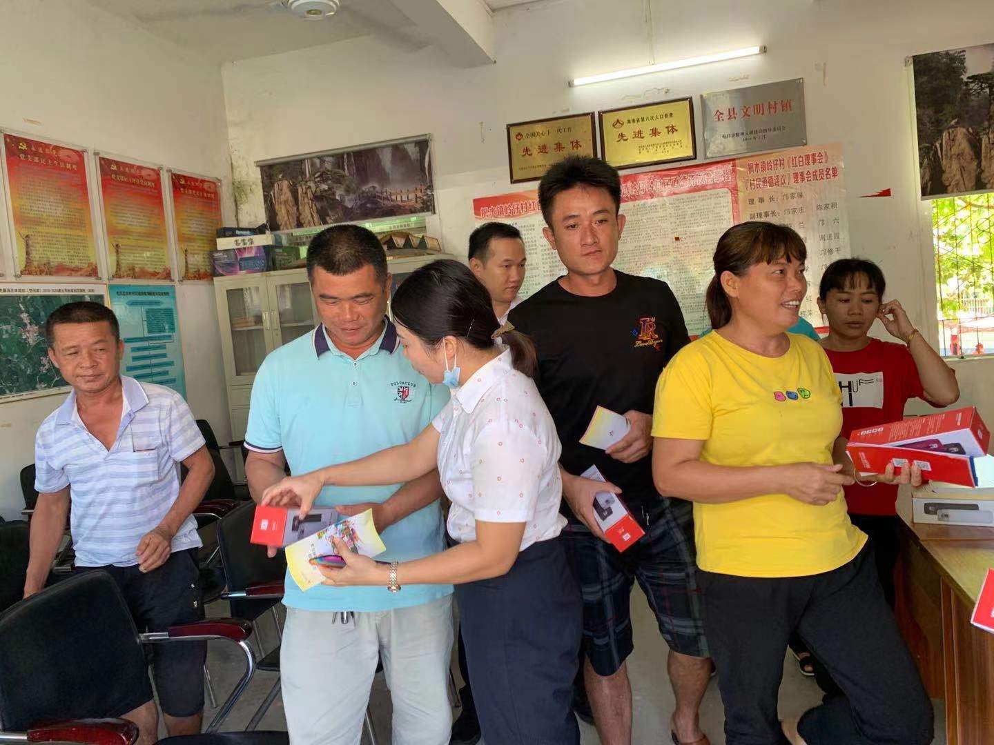 屯昌農(nóng)商銀行楓木支行黨支部與楓木鎮(zhèn)嶺仔村委會(huì)黨支部舉行黨建共建簽約儀式