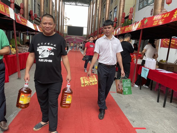 儋州聯(lián)社組織員工參加“消費(fèi)助農(nóng)” 大集市活動(dòng)