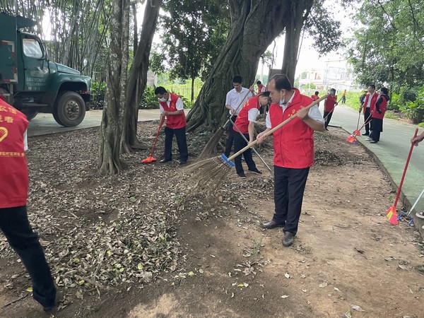 我為群眾辦實事│儋州聯(lián)社開展“慶中秋，迎國慶”農(nóng)村人居環(huán)境整治行動
