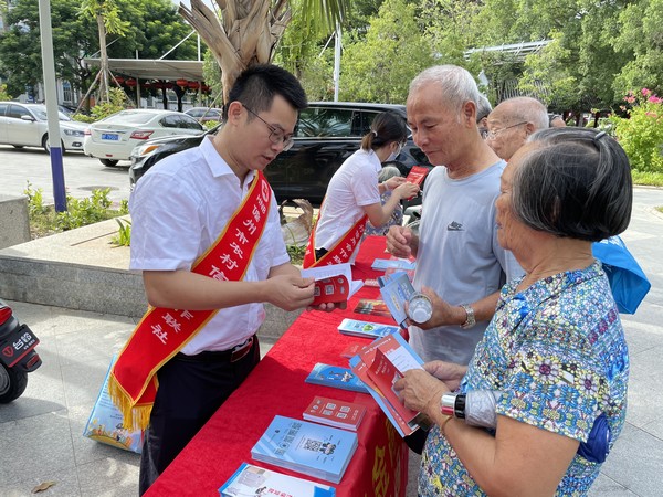 我為群眾辦實(shí)事│儋州聯(lián)社開(kāi)展“金融知識(shí)普及月 金融知識(shí)進(jìn)萬(wàn)家 爭(zhēng)做理性投資者 爭(zhēng)做金融好網(wǎng)民”宣傳活動(dòng)