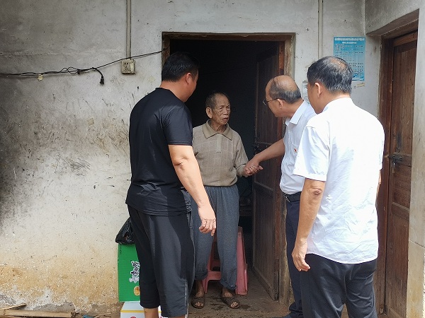 災(zāi)后走訪 情暖人心——樂(lè)東聯(lián)社臺(tái)風(fēng)過(guò)后開(kāi)展走訪慰問(wèn)活動(dòng)