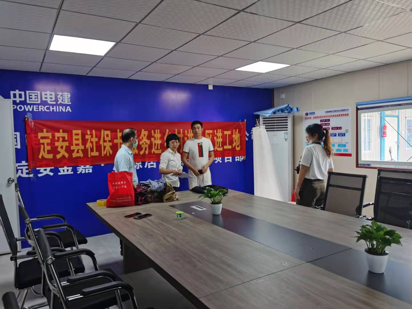定安聯(lián)社聯(lián)合縣一卡通中心開展社保卡 服務“進工地”活動