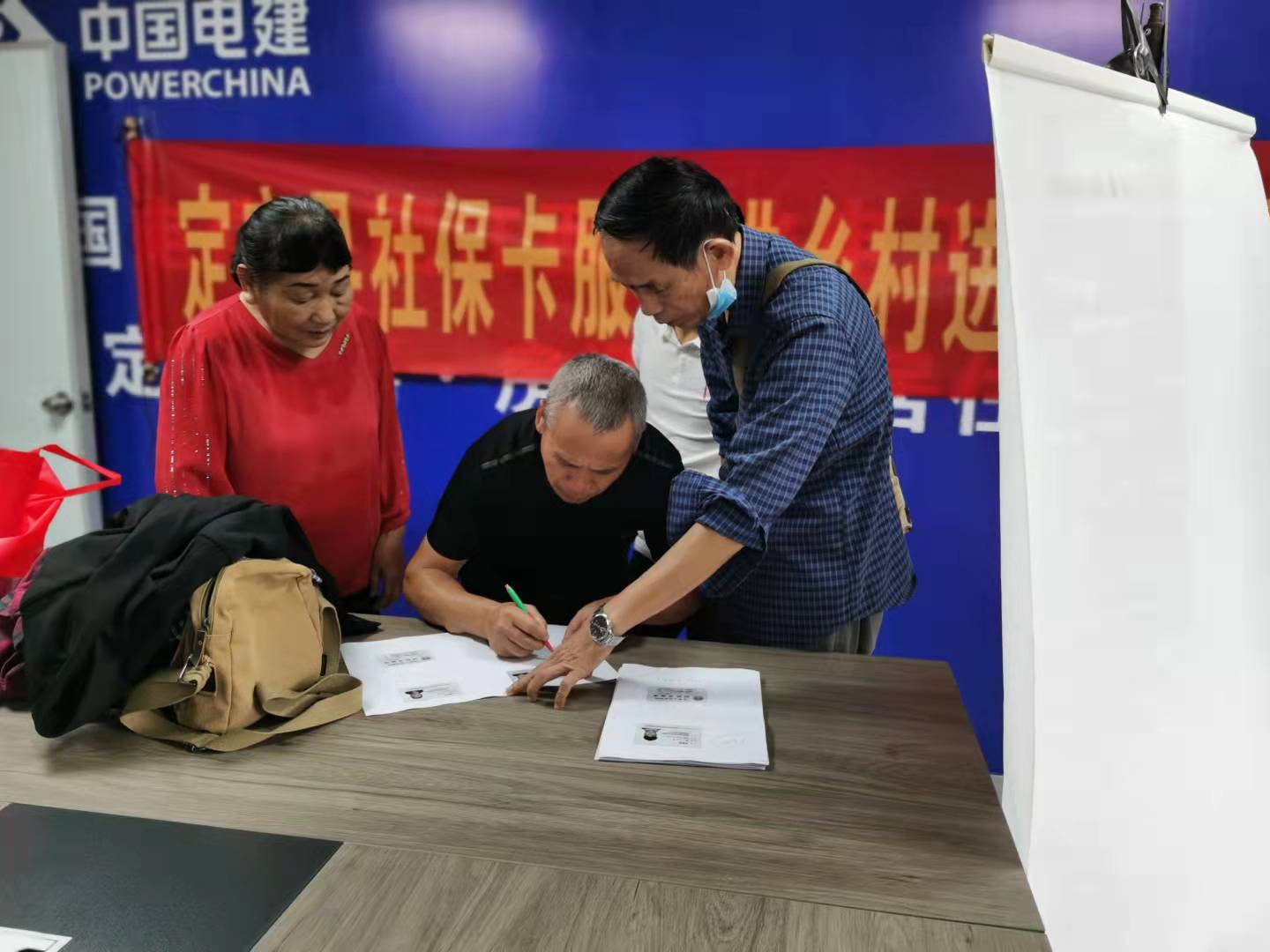 定安聯(lián)社聯(lián)合縣一卡通中心開展社?？?服務“進工地”活動