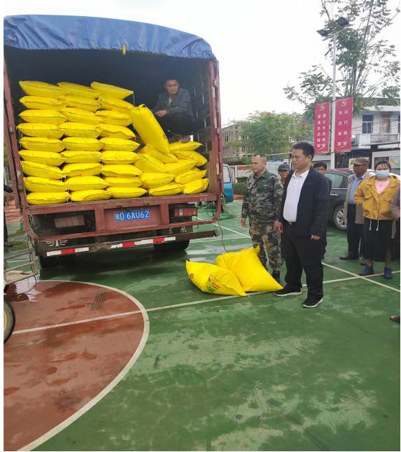 東方聯(lián)社組織為脫貧對象發(fā)放幫扶物資