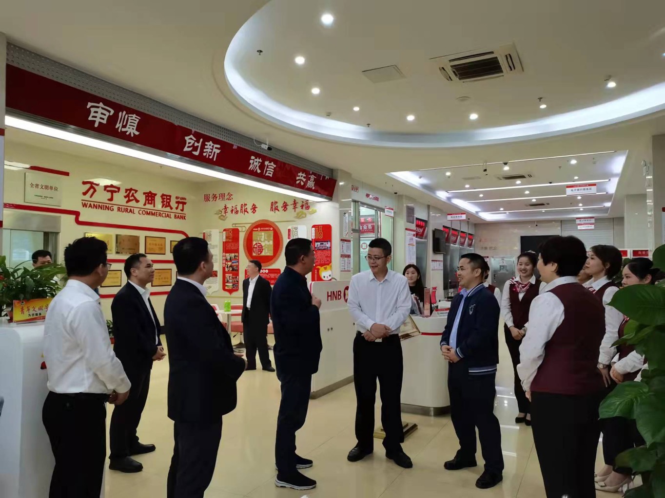萬寧市委書記賀敬平到萬寧農(nóng)商銀行走訪慰問并送上新年祝福