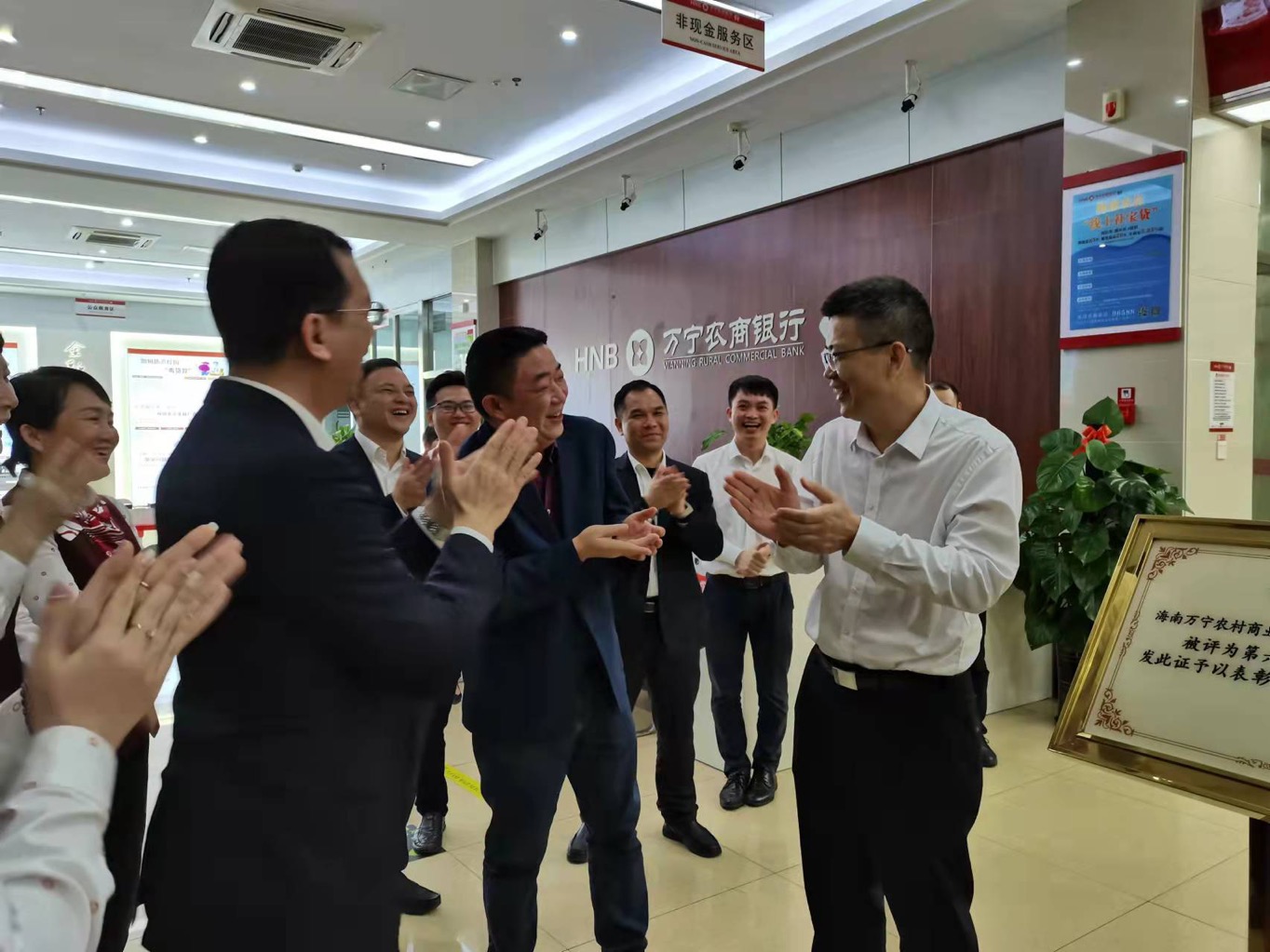 萬寧市委書記賀敬平到萬寧農(nóng)商銀行走訪慰問并送上新年祝福
