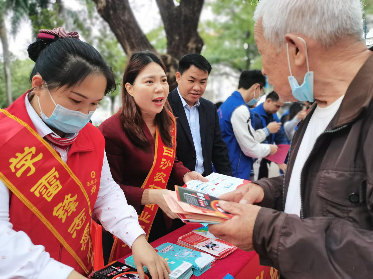 白沙農(nóng)商銀行開展社會(huì)保障卡惠民服務(wù)季和反詐騙宣傳活動(dòng)