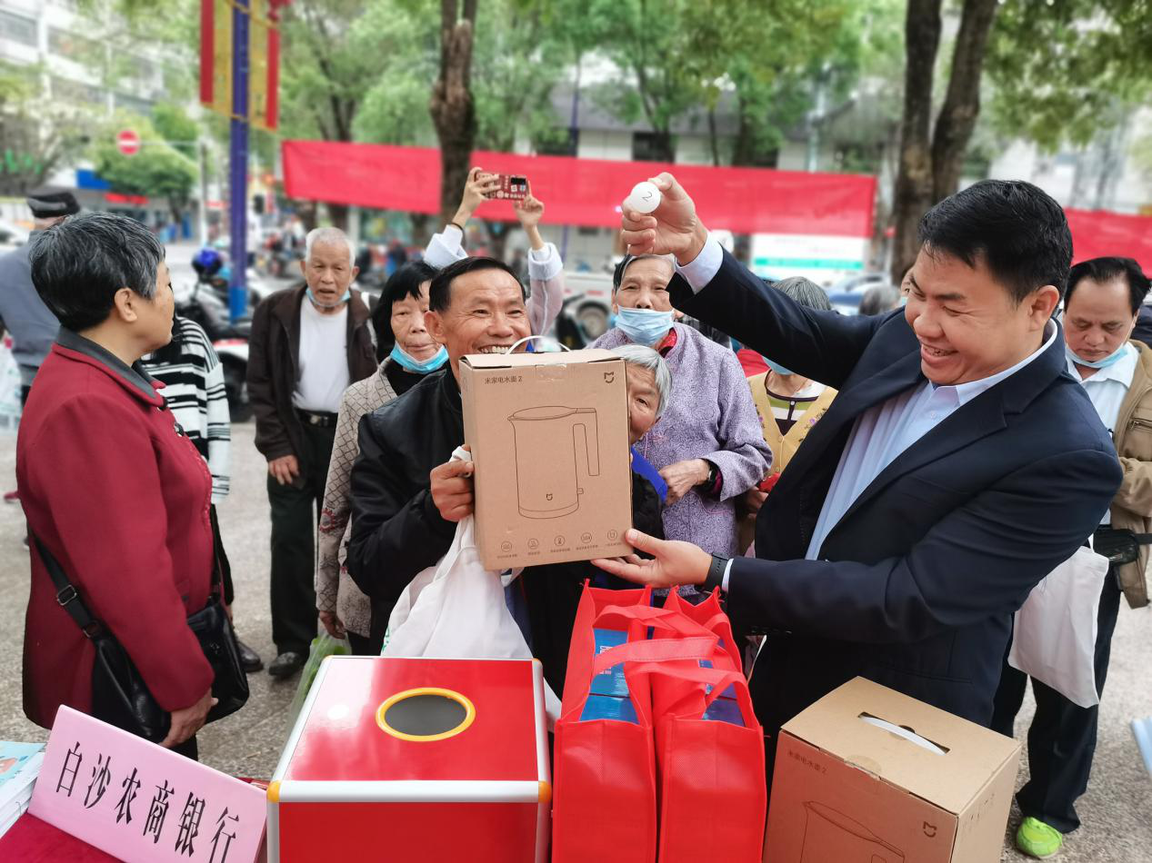 白沙農(nóng)商銀行開展社會(huì)保障卡惠民服務(wù)季和反詐騙宣傳活動(dòng)