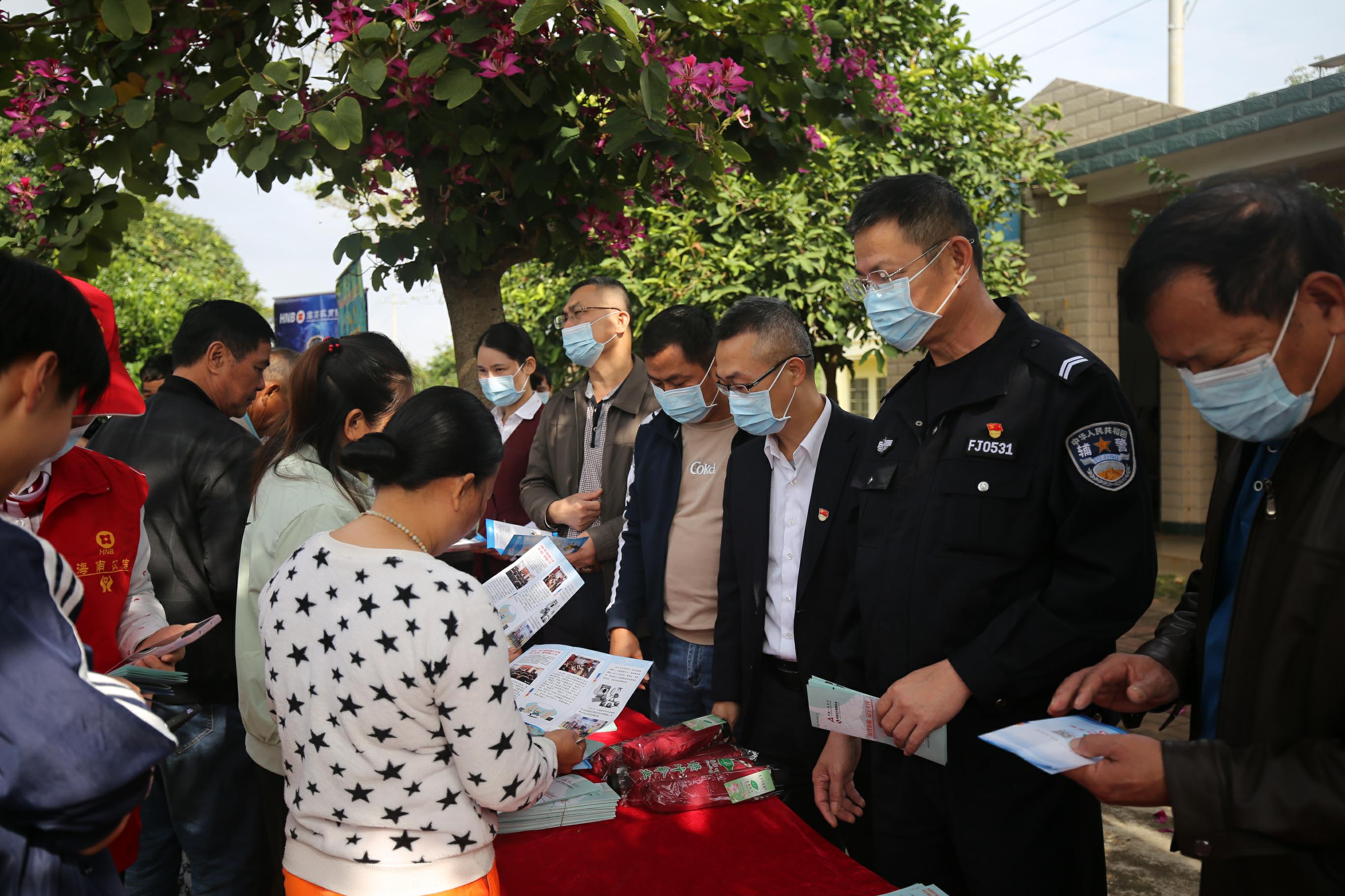 臨高農(nóng)商銀行聯(lián)合人行臨高縣支行與縣公安局開展防范電信網(wǎng)絡(luò)詐騙宣傳活動(dòng)