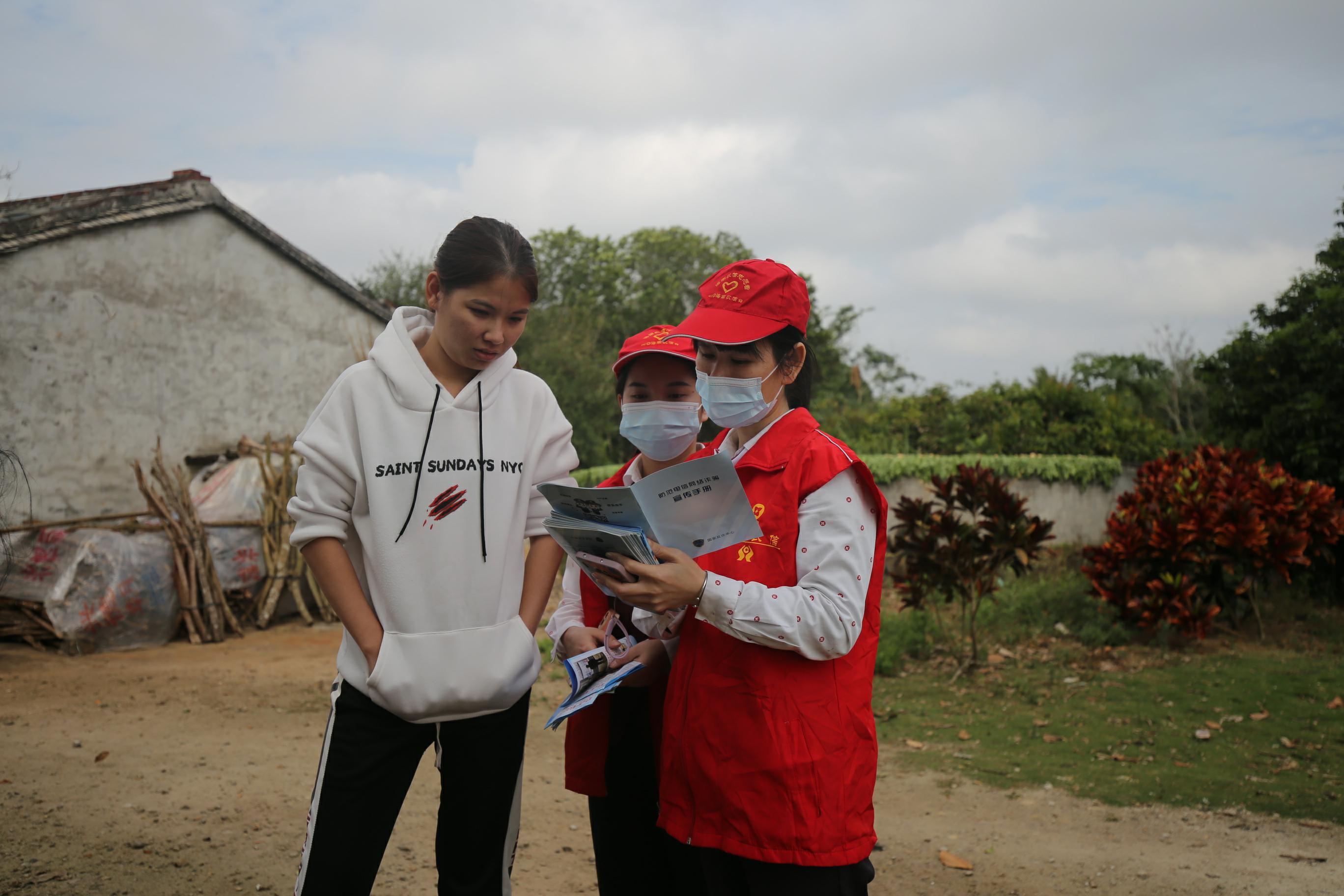 臨高農(nóng)商銀行聯(lián)合人行臨高縣支行與縣公安局開展防范電信網(wǎng)絡(luò)詐騙宣傳活動(dòng)