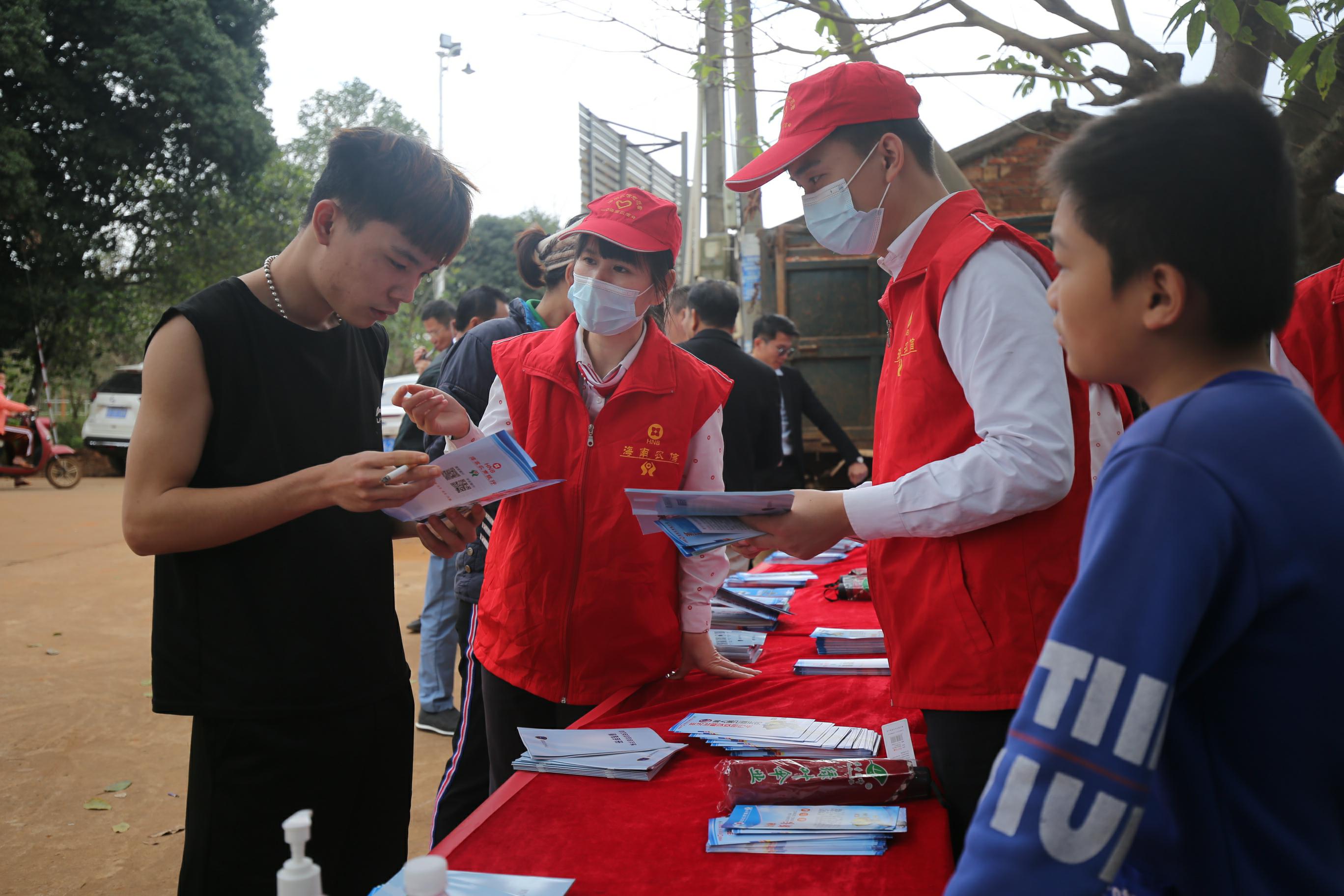 臨高農(nóng)商銀行聯(lián)合人行臨高縣支行與縣公安局開展防范電信網(wǎng)絡(luò)詐騙宣傳活動(dòng)