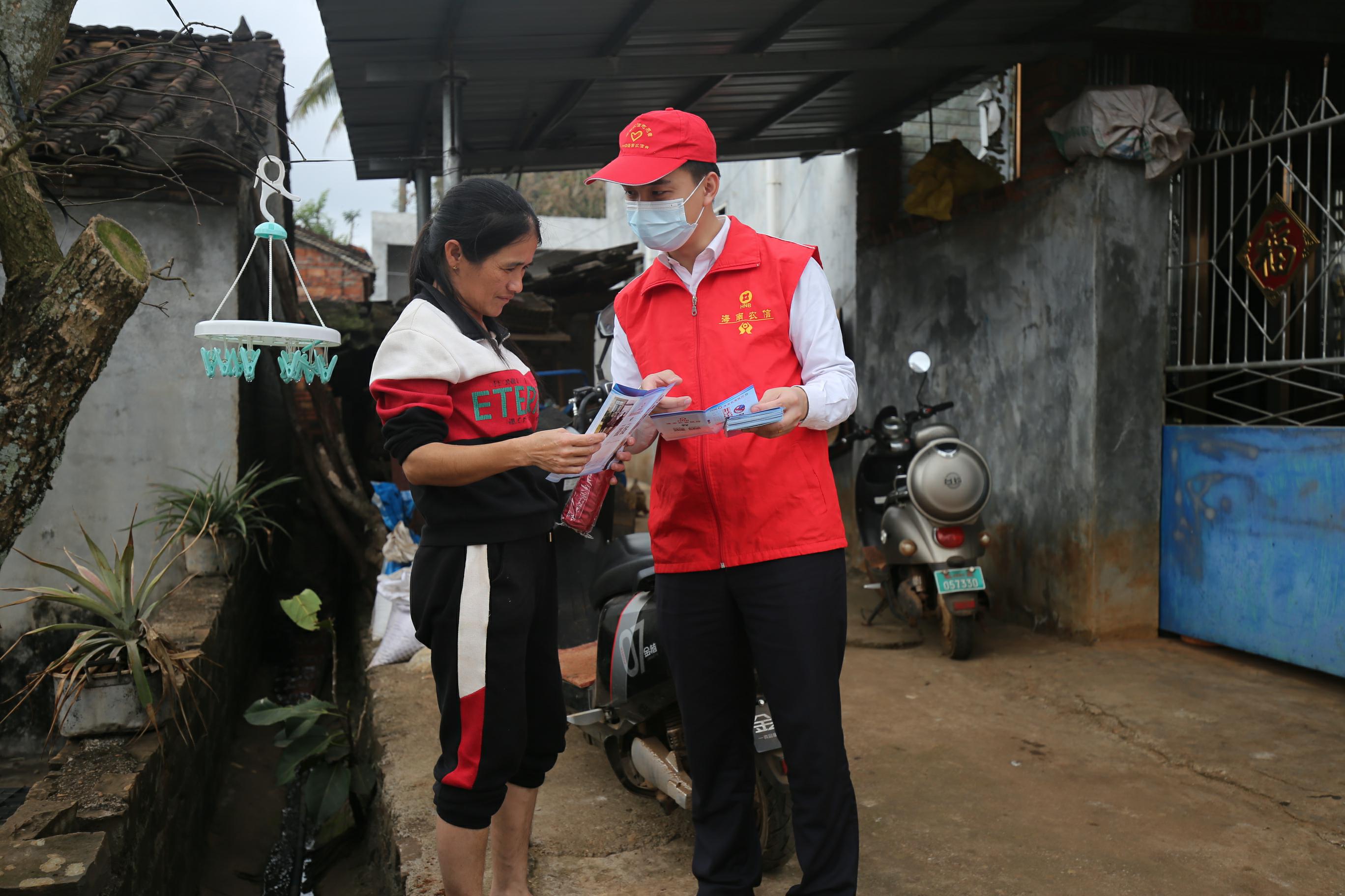 臨高農(nóng)商銀行聯(lián)合人行臨高縣支行與縣公安局開展防范電信網(wǎng)絡(luò)詐騙宣傳活動(dòng)