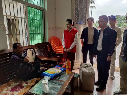 節(jié)前慰問送祝福，寒冬關(guān)愛暖人心—萬寧農(nóng)商銀行團(tuán)總支慰問 百歲老人、殘疾戶、低保戶和特困戶