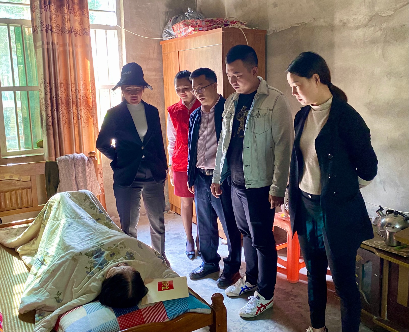 節(jié)前慰問送祝福，寒冬關(guān)愛暖人心—萬寧農(nóng)商銀行團(tuán)總支慰問 百歲老人、殘疾戶、低保戶和特困戶