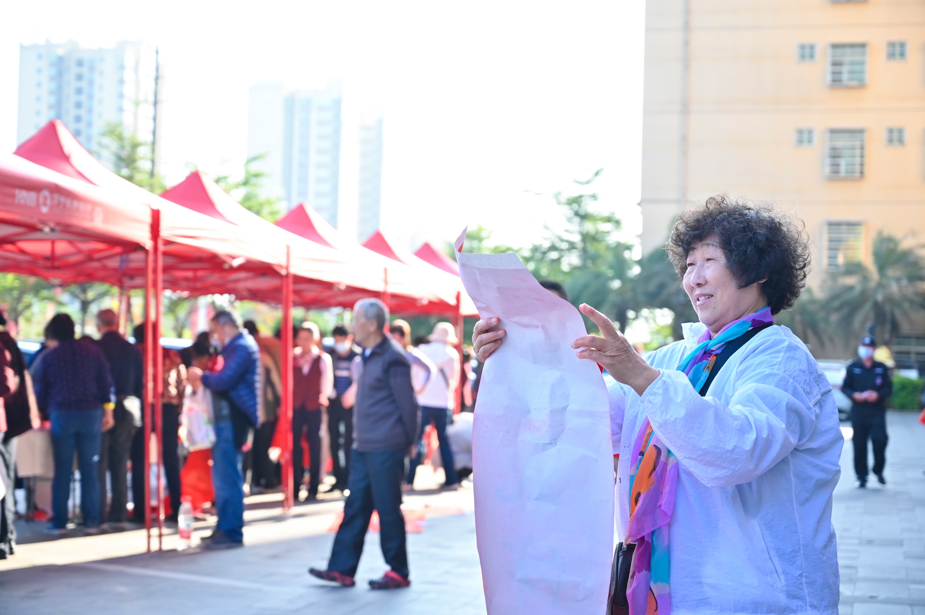 萬(wàn)寧農(nóng)商銀行開展“金虎送福 翰墨迎春” 送春聯(lián)活動(dòng)