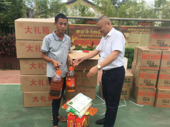 東方聯(lián)社組織員工對幫扶戶進(jìn)行春節(jié)慰問