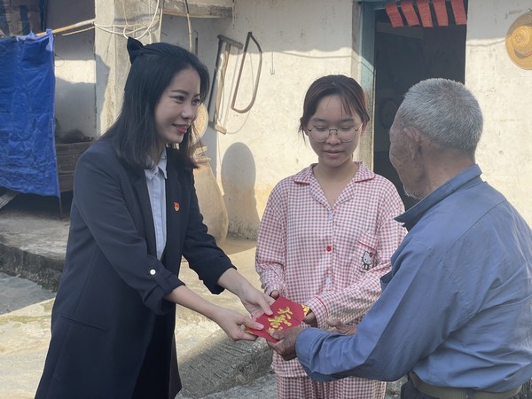 春節(jié)送溫暖 關(guān)懷暖人心│儋州市團委聯(lián)合儋州聯(lián)社團總支部、愛心企業(yè)走訪慰問困難群眾