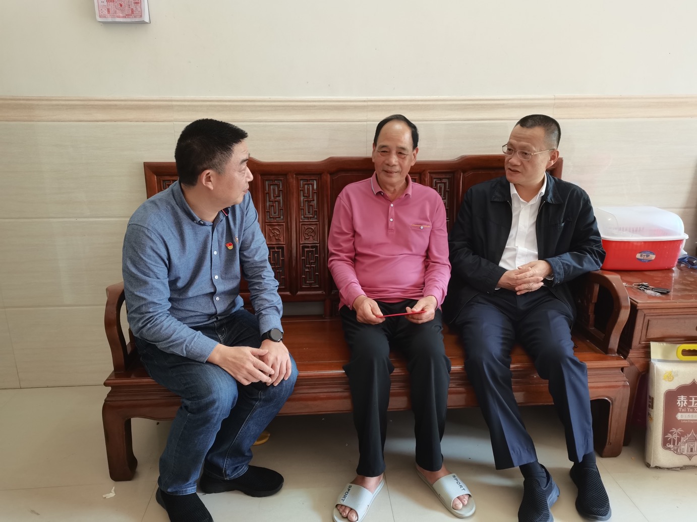 省聯(lián)社黨委副書記王紹文春節(jié)前夕到萬寧農(nóng)商銀行走訪慰問