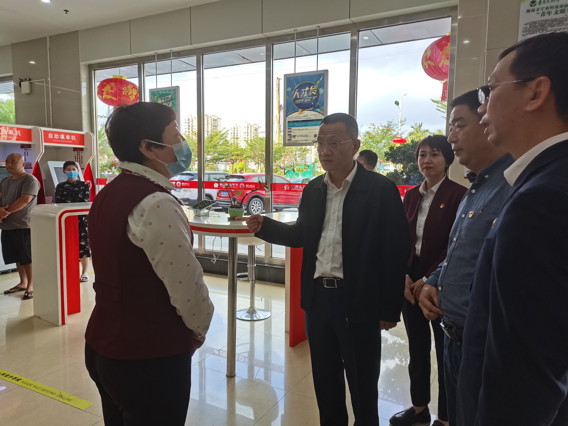 省聯(lián)社黨委副書記王紹文春節(jié)前夕到萬寧農(nóng)商銀行走訪慰問