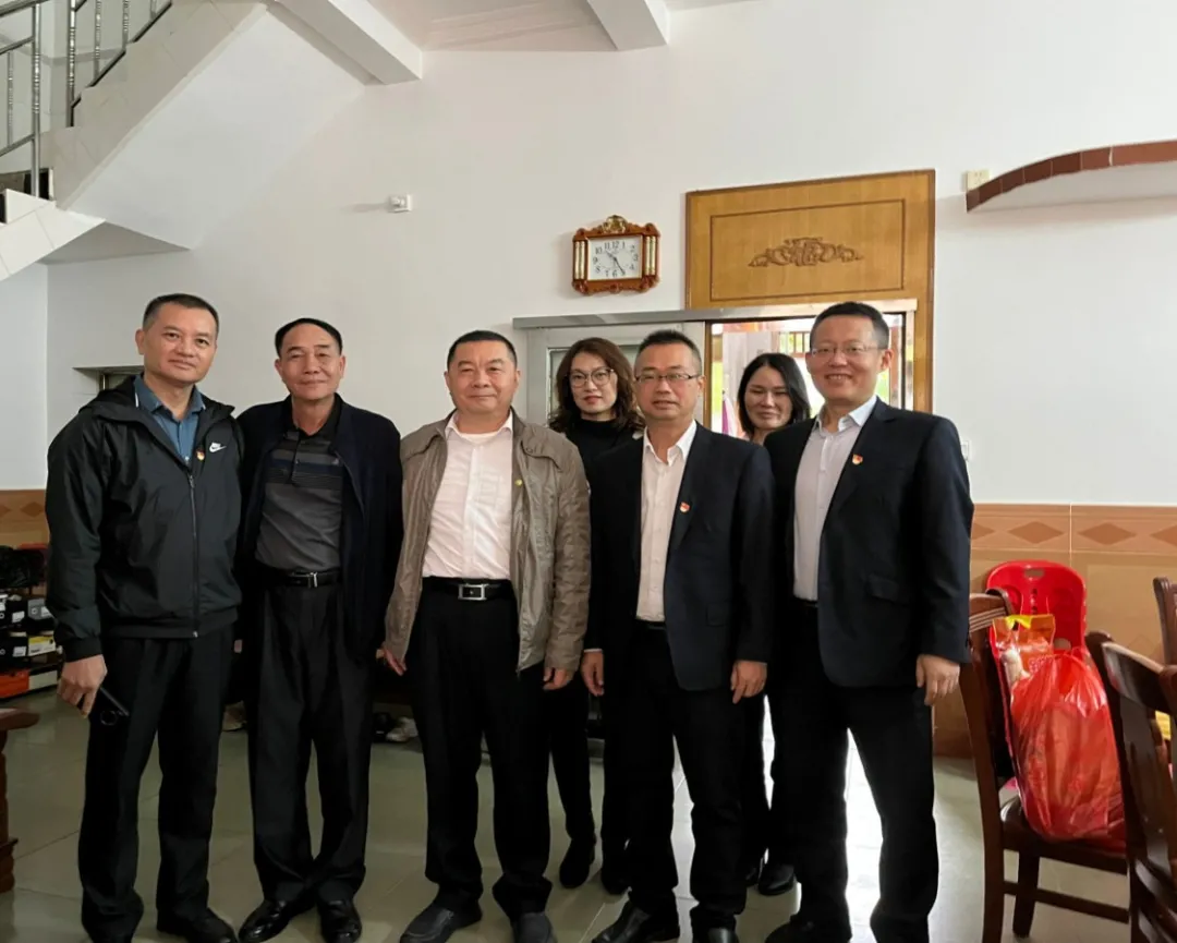 省聯(lián)社黨委委員、副主任韓青一行前往臨高農(nóng)商銀行慰問退休職工