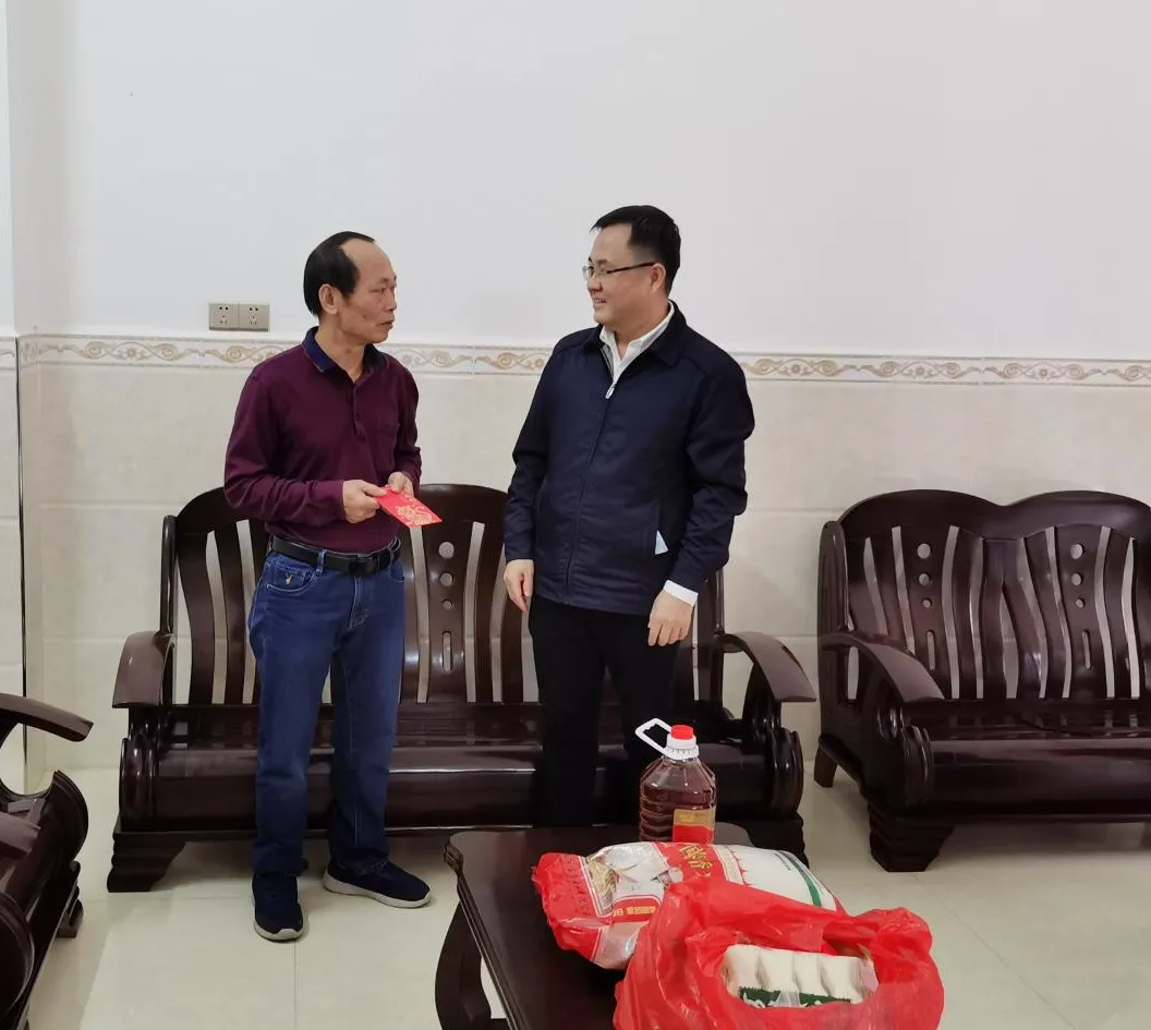 省聯(lián)社黨委副書記、主任李曉剛帶隊(duì)前往定安聯(lián)社調(diào)研慰問