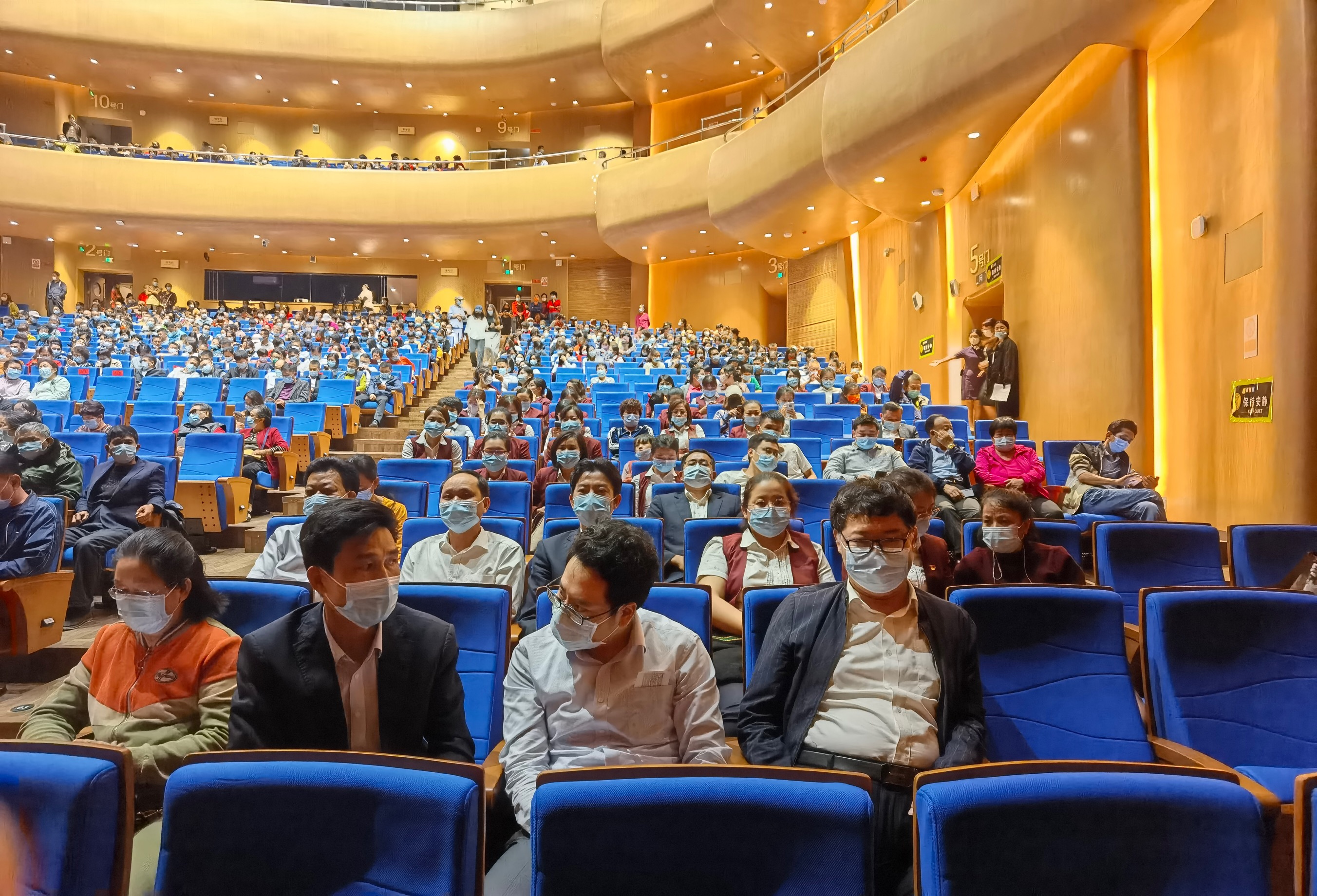 東方聯(lián)社關(guān)于開展“重溫紅色經(jīng)典，傳承革命精神”暨慶?！叭恕眹H婦女節(jié) 觀劇活動