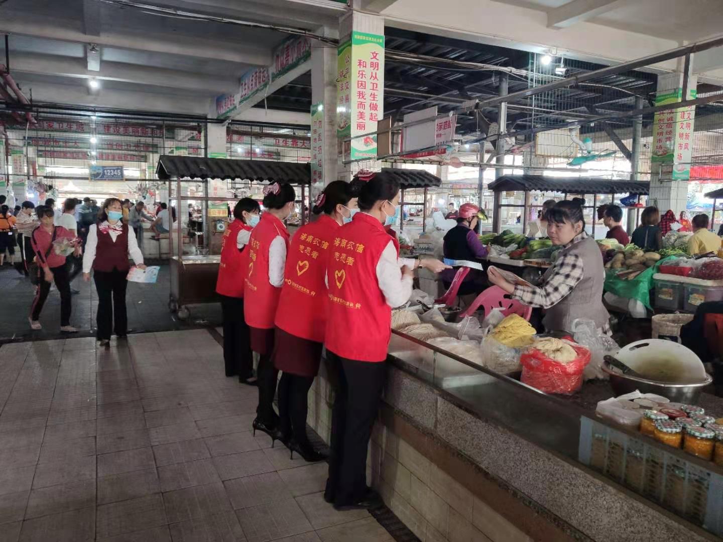 萬寧農(nóng)商銀行開展“防范詐騙人人參與和諧社會個個受益”3.5學(xué)雷鋒志愿服務(wù)活動