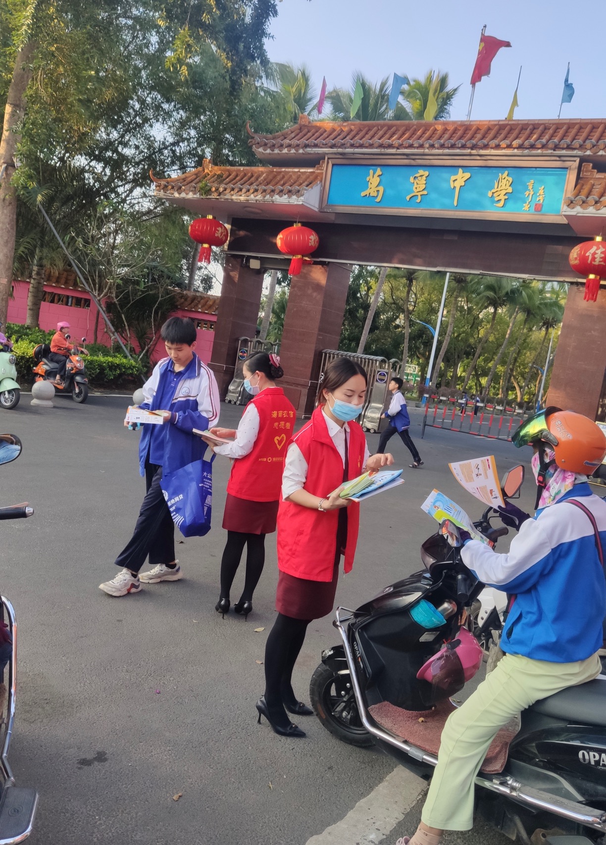 萬寧農(nóng)商銀行開展“防范詐騙人人參與和諧社會個個受益”3.5學(xué)雷鋒志愿服務(wù)活動